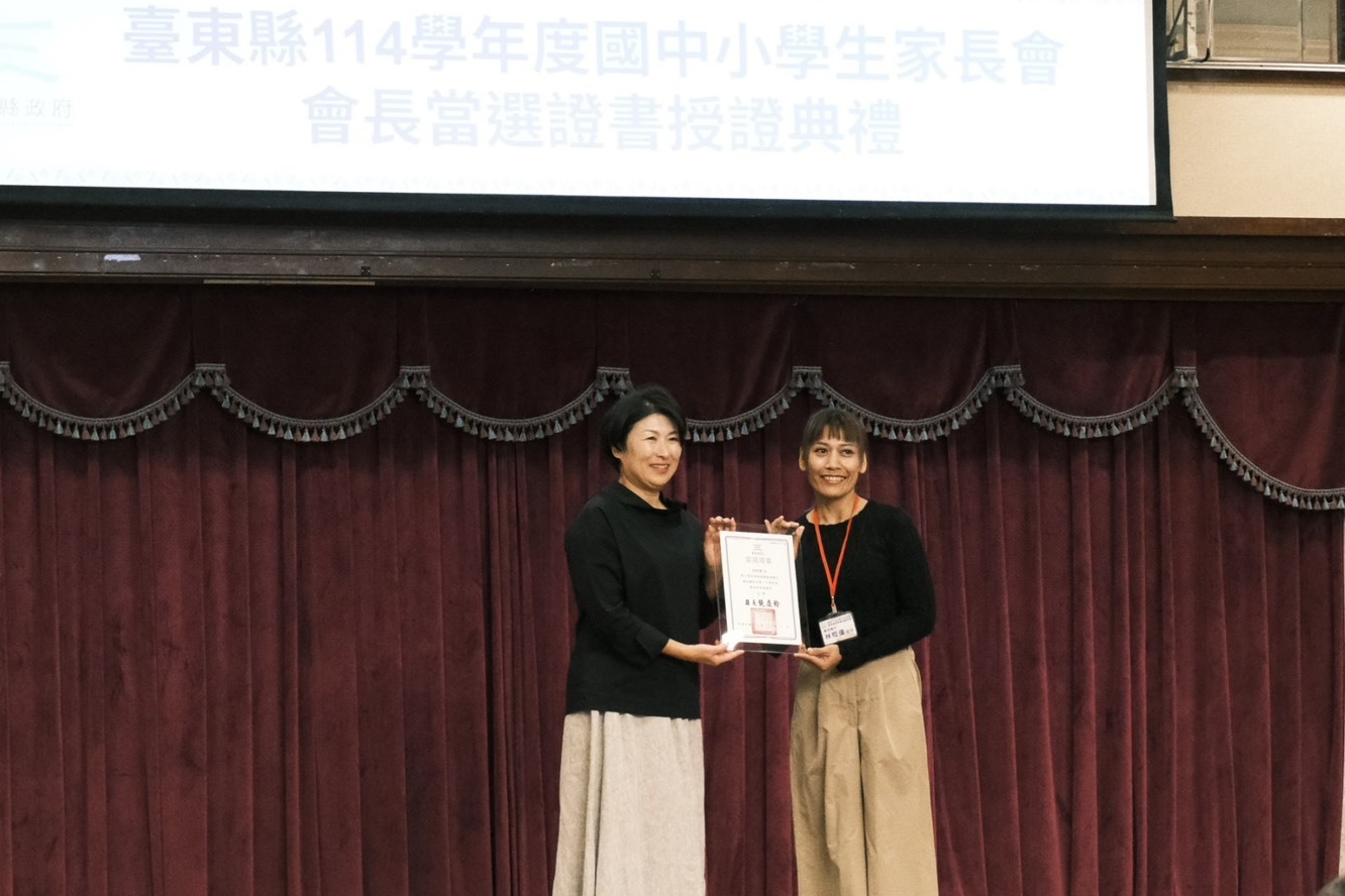 縣長饒慶鈴頒發當選證書，感謝家長會長的付出。