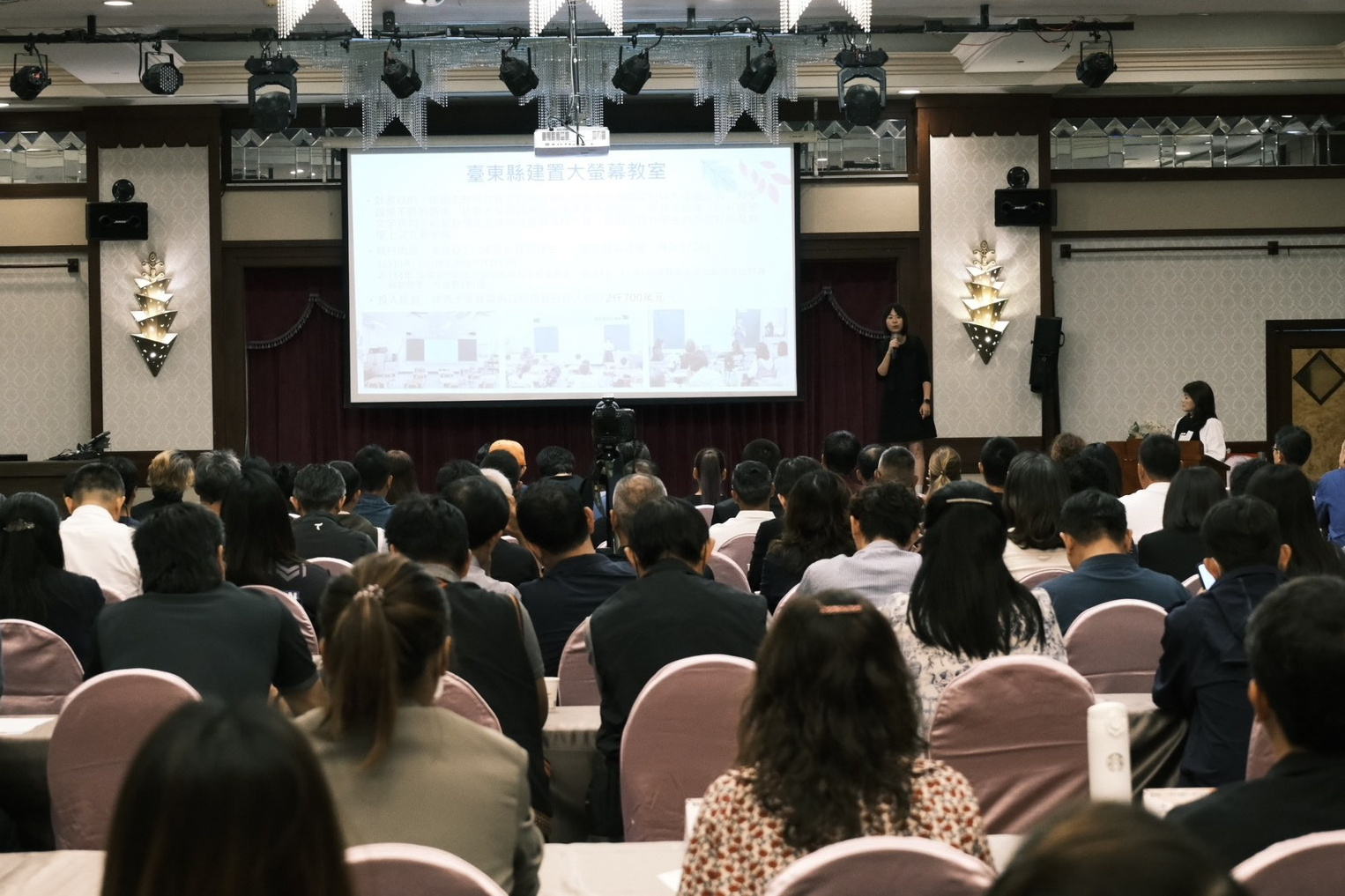 在國中小學生家長會會長當選證書授證典禮之後，教育處與家長們進行座談。