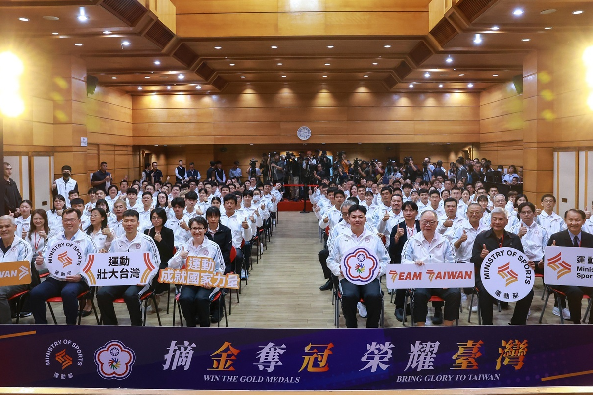 2025年東京第25屆達福林匹克運動會授旗典禮全體合影。