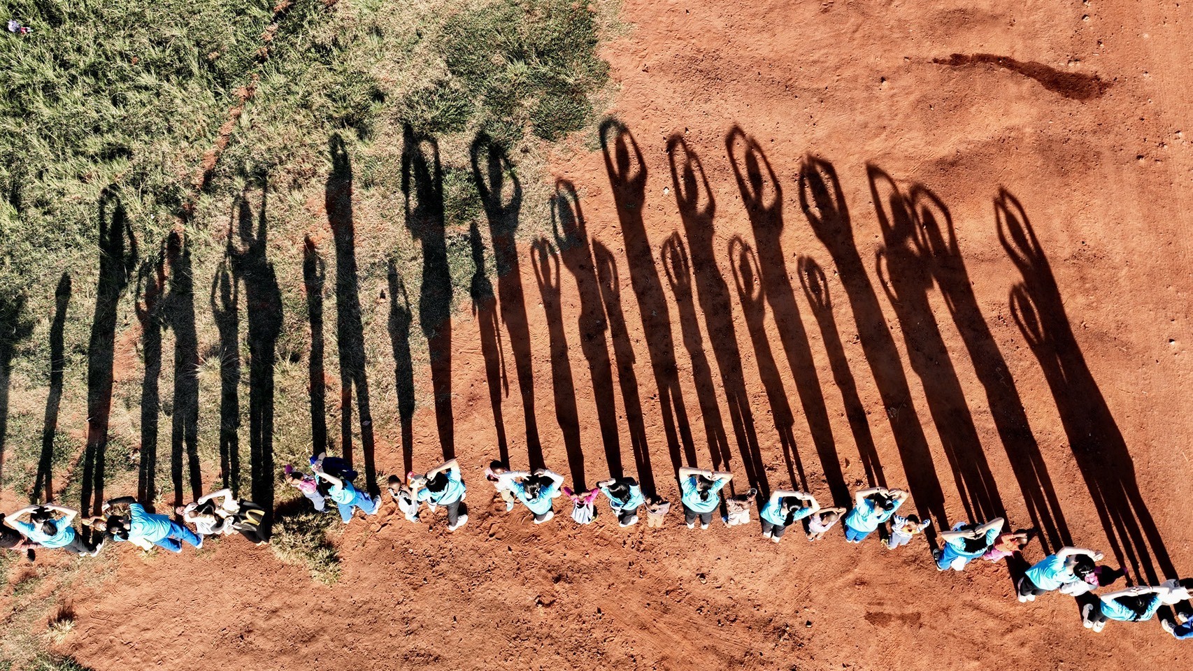 豐珠中學(績優學校獎高中組)與史瓦帝尼當地學生進行傳統舞蹈跟課程交流