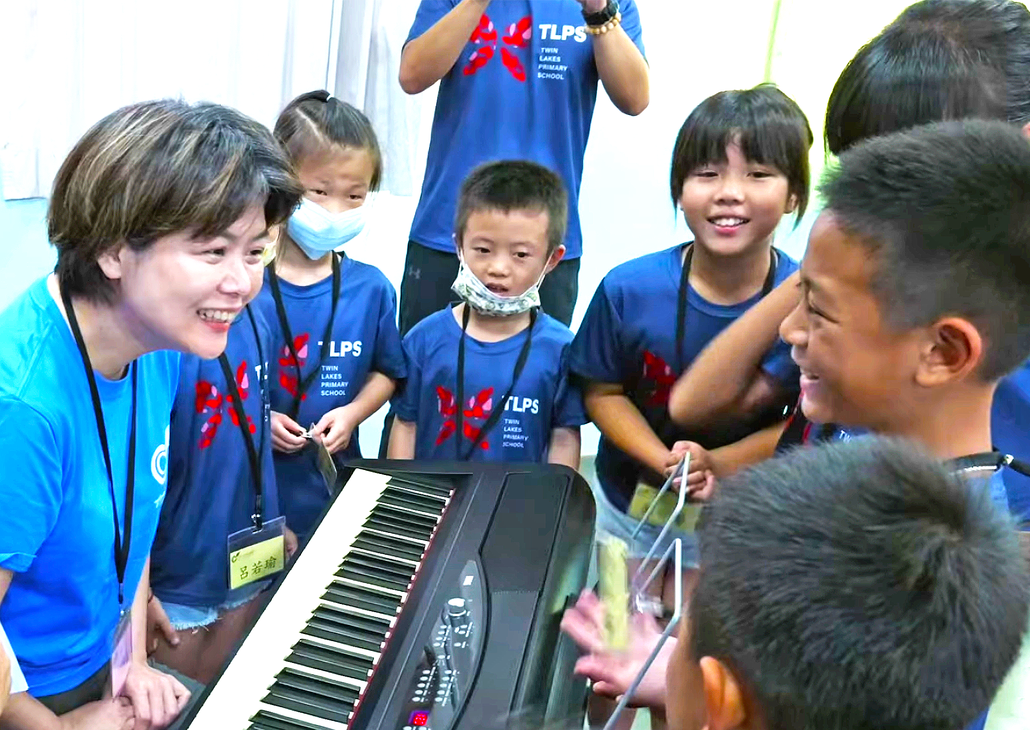 洪晴瀠秀朗國小(教學傑出獎)深孩子們下課後仍圍繞著老師，展現對藝術的熱切好奇與求