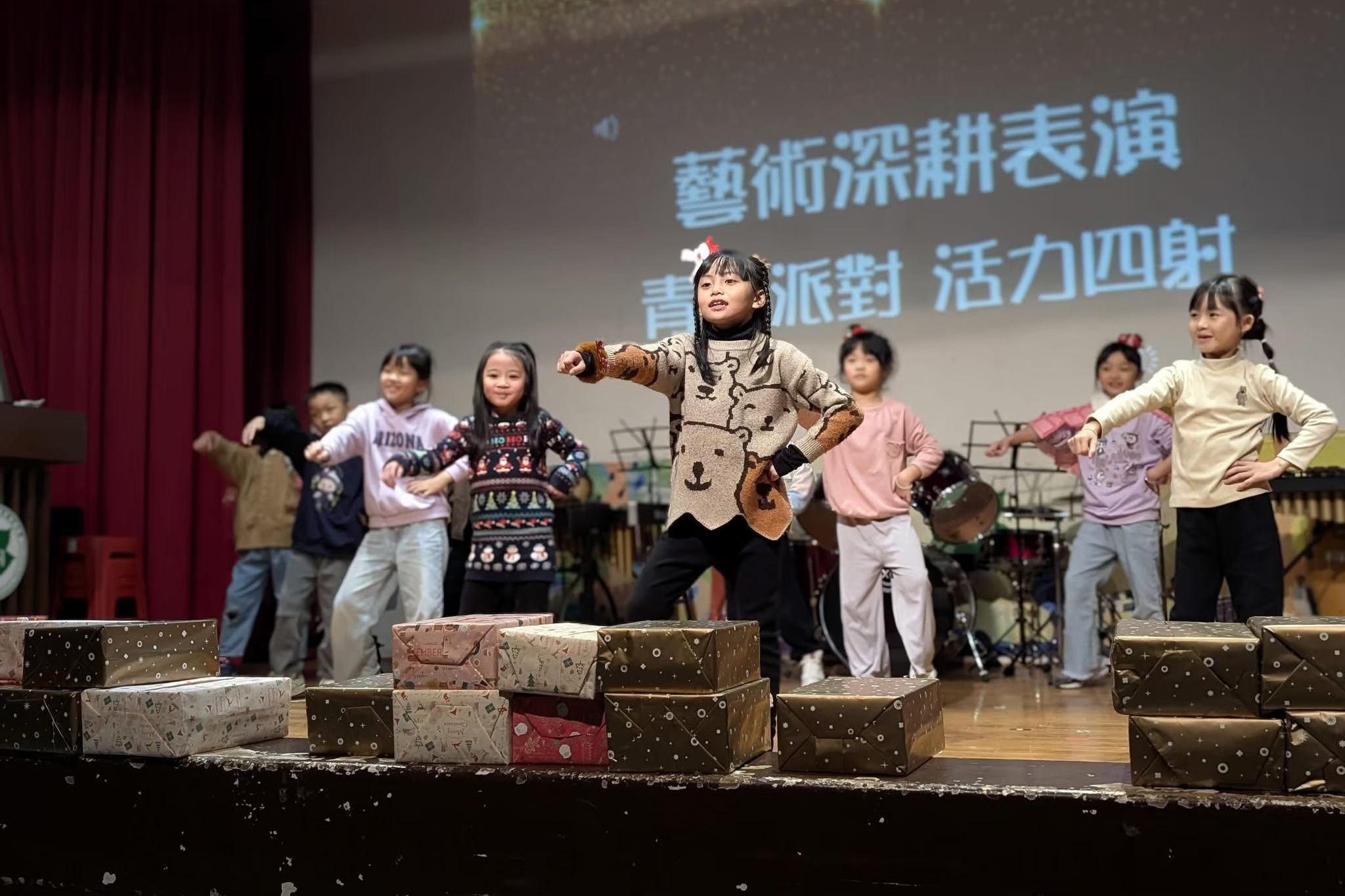 菁桐國小(績優學校獎國小組)參與藝術深耕成果發表會進行舞蹈表演-青春派對