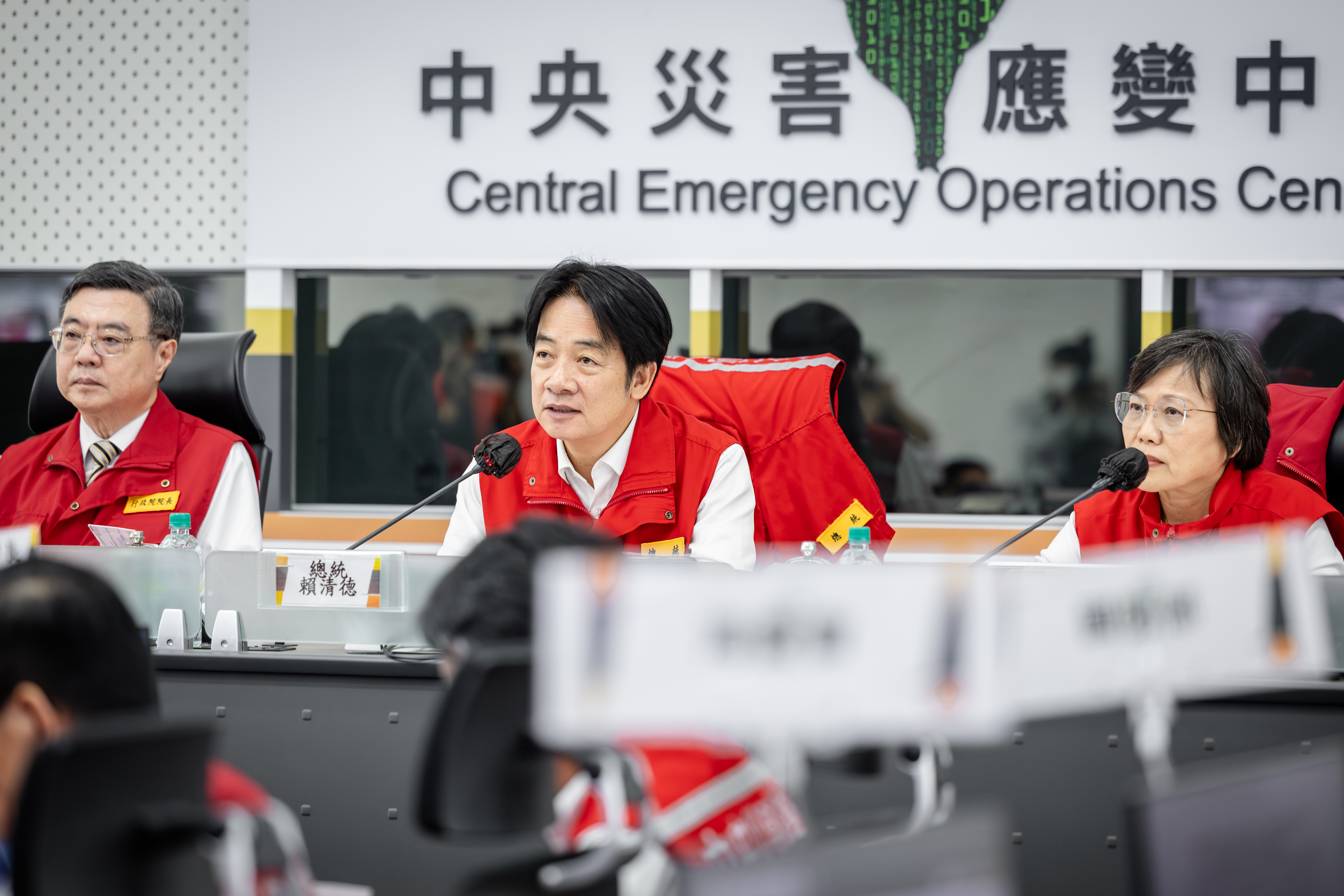 賴清德總統(中)、行政院院長卓榮泰(左)視察中央災害應變中心。(總統府提供)