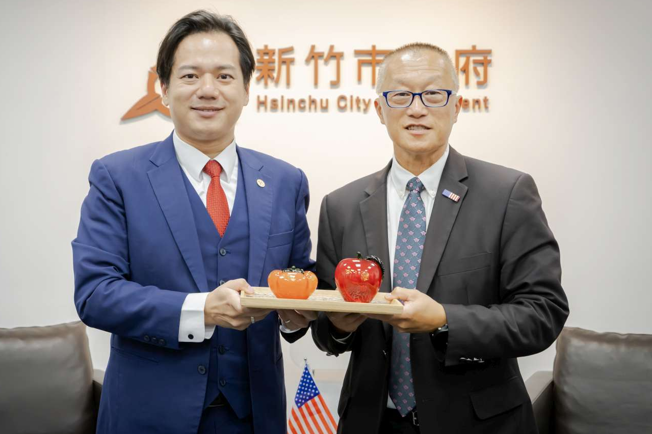 邱臣遠代理市長會後致贈竹市特色玻璃藝品「一柿蘋安」。（新竹市政府提供）
