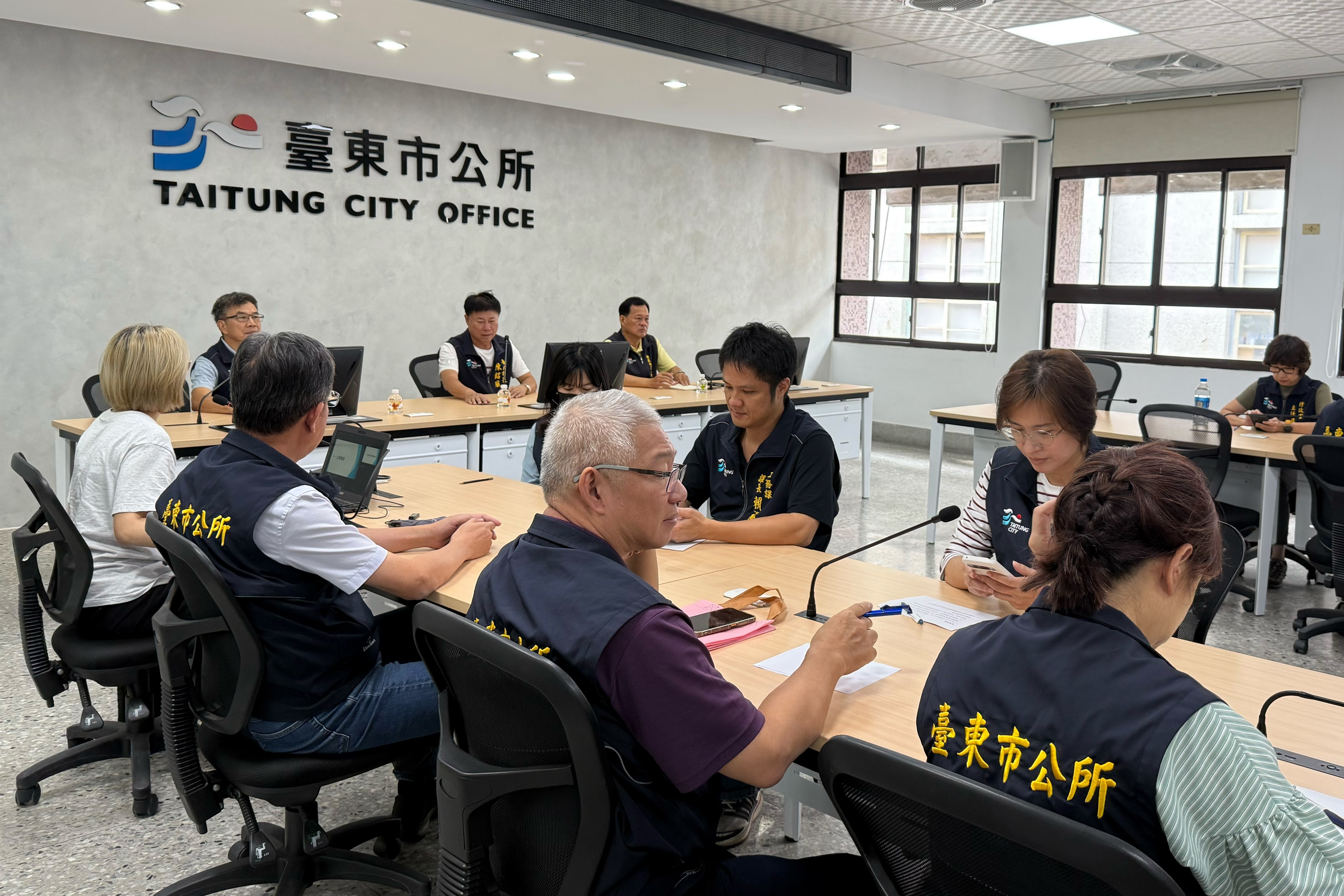 鳳凰颱風即將來襲，臺東市長陳銘風今天一早主持臺東市災前整備會議，聽取各單位防颱準備情形與應變措施報告。