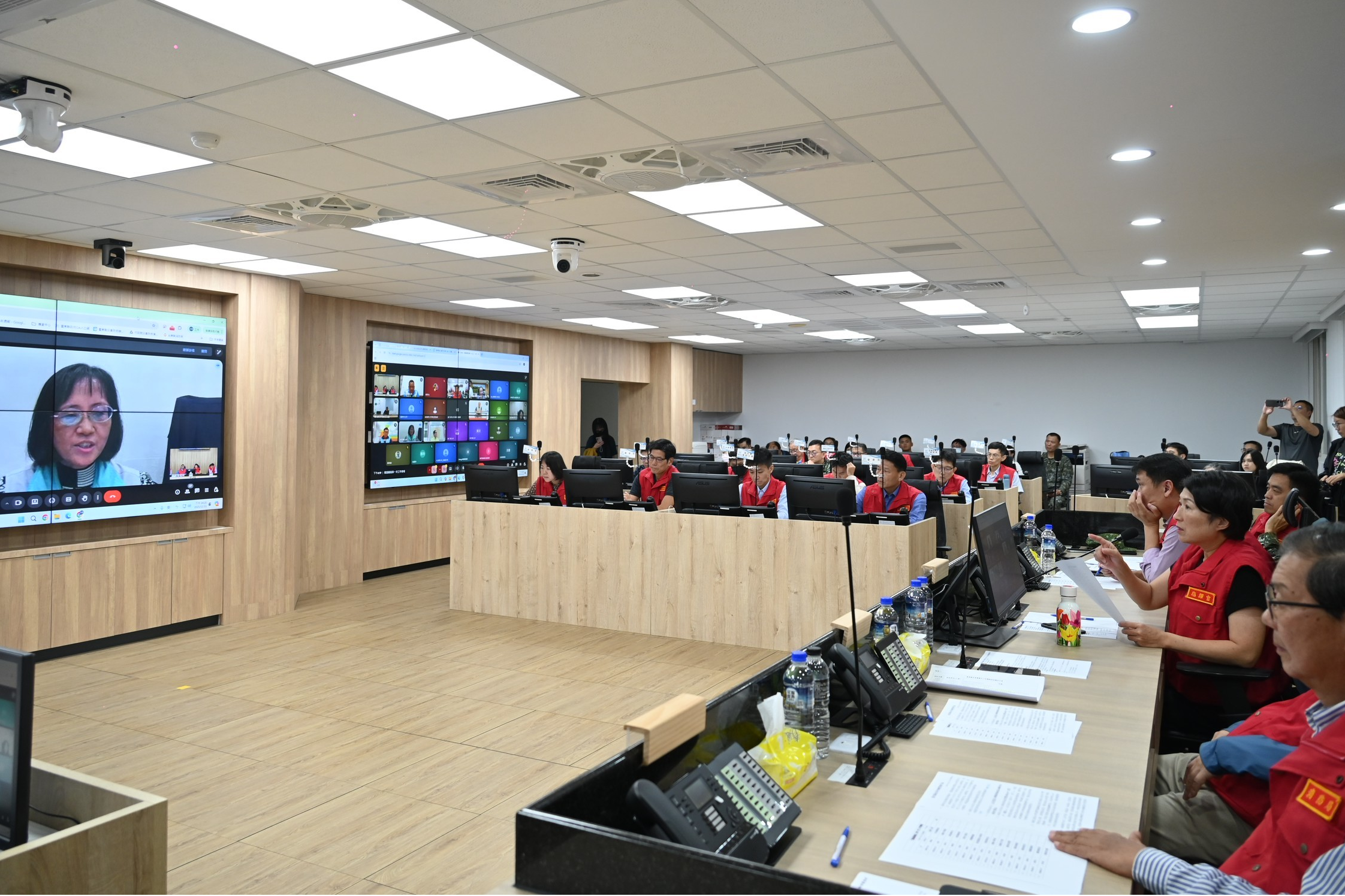 饒縣長啟動應變中心視訊設備，分別與各鄉鎮市長或秘書、課長進行視訊。