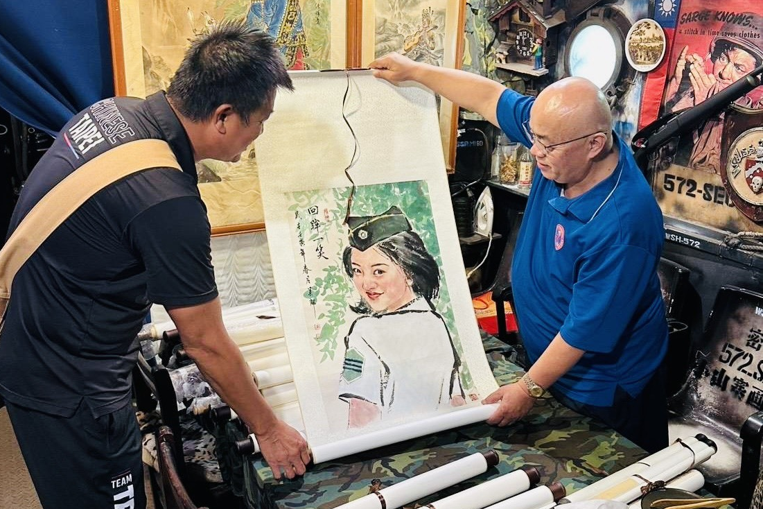 臺東高中派員前往吳信和畫室挑選要展出的畫作