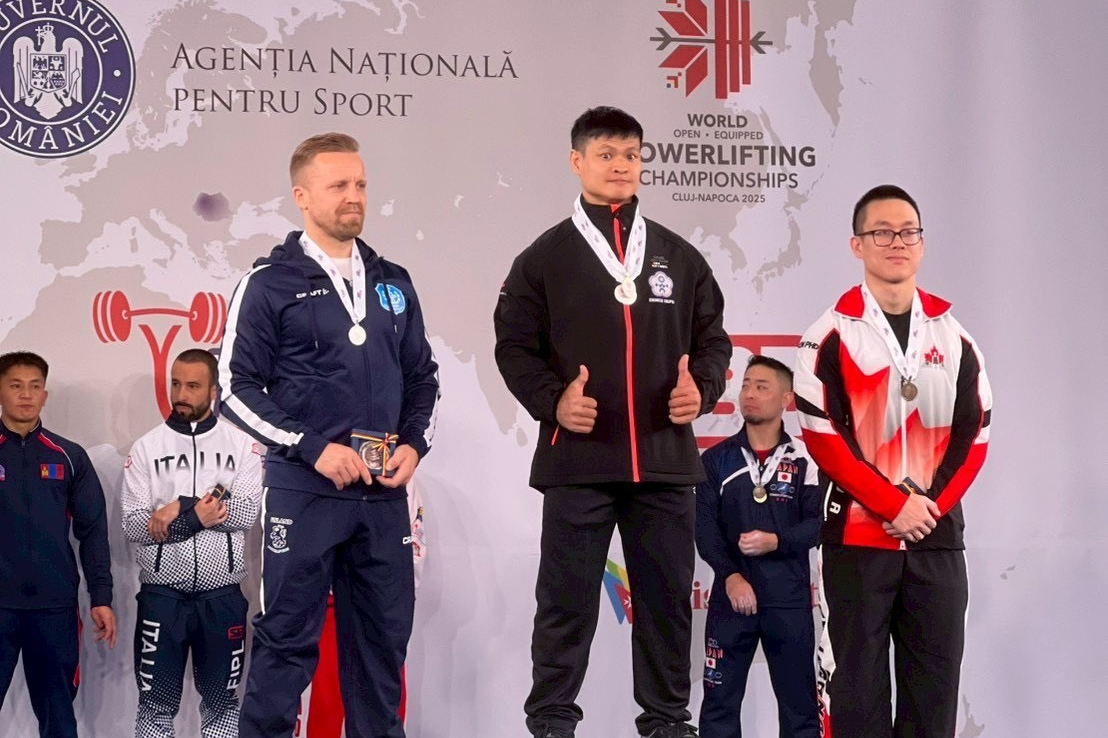 2025 年世界公開裝備健力錦標賽第2天賽事，謝宗庭在男子66公斤級硬舉項目，為我國再添1金。(運動部提供)