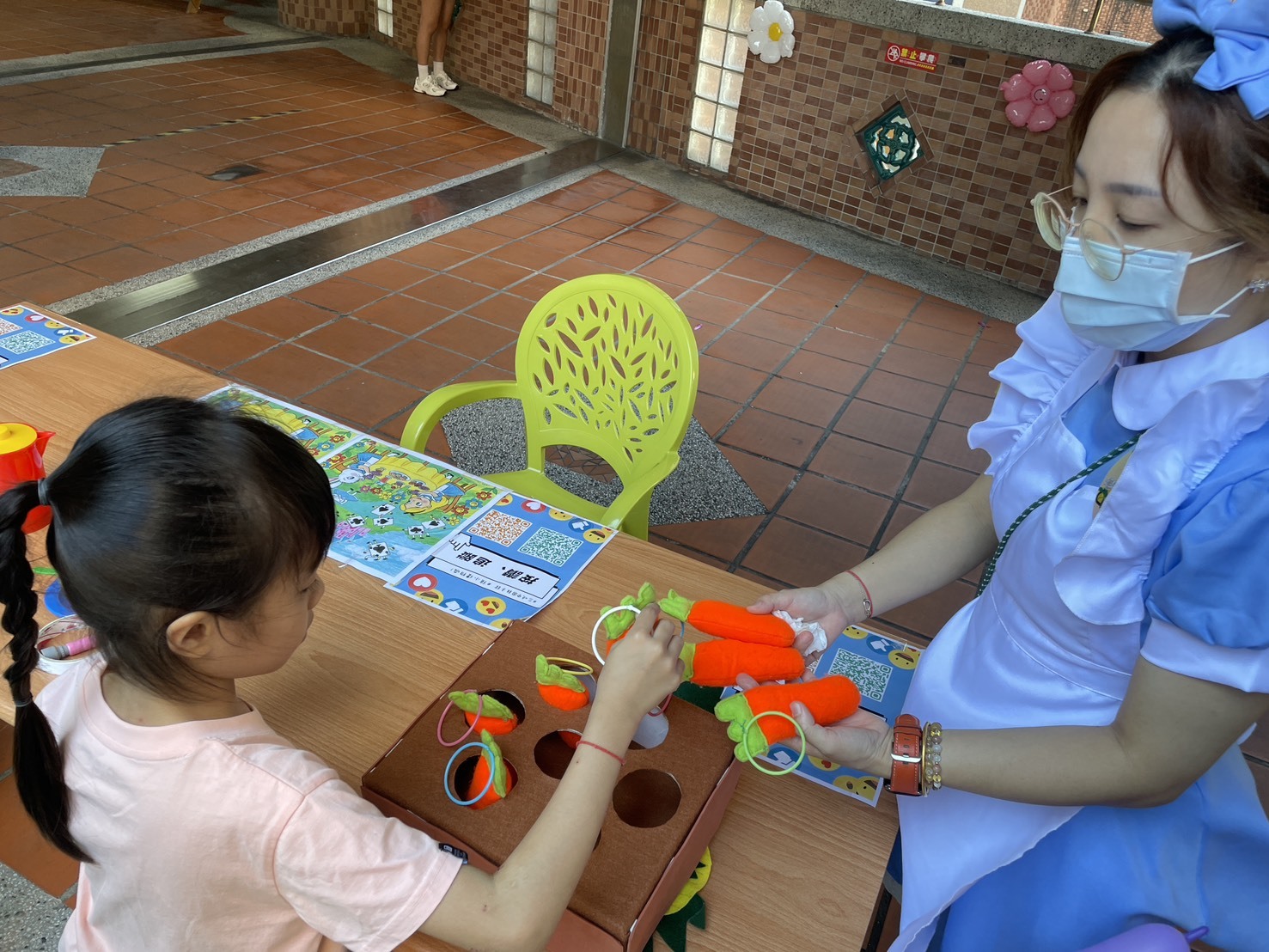 老師透過小朋友拔蘿蔔遊戲   篩檢她的小肌肉發展