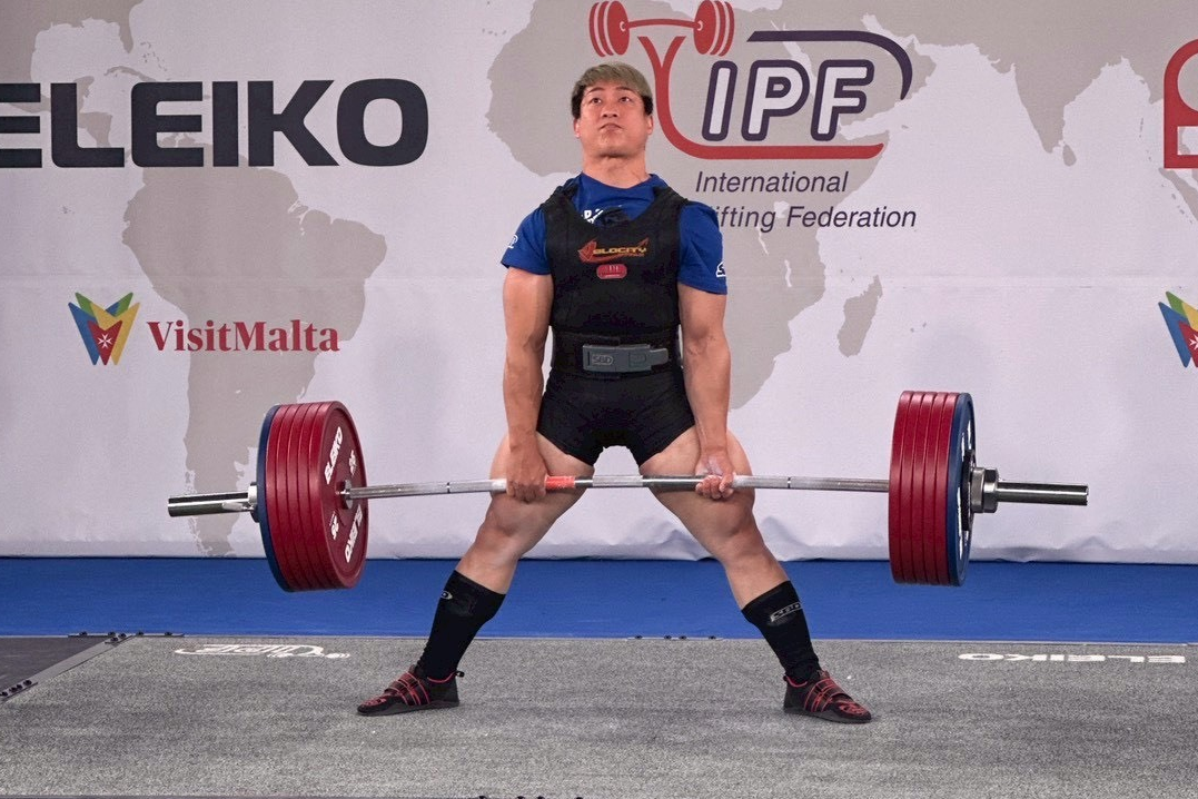 我國選手江凱傑在2025年世界公開裝備健力錦標賽男子83公斤級硬舉項目成功舉起332.5公斤，奪得金牌。(運動部提供)