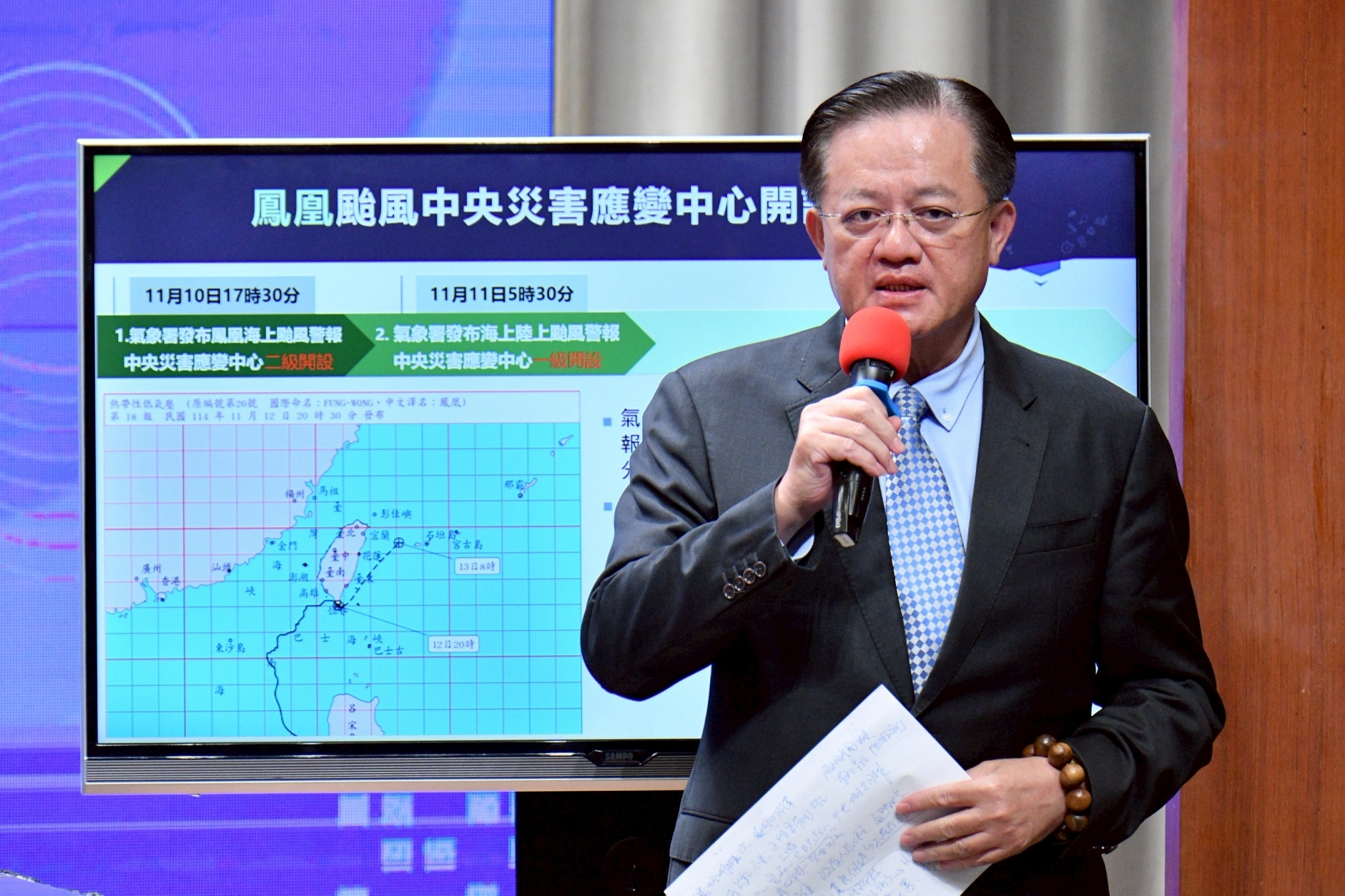 內政部消防署署長簡煥章說明颱風整備與因應工作。(行政院提供)