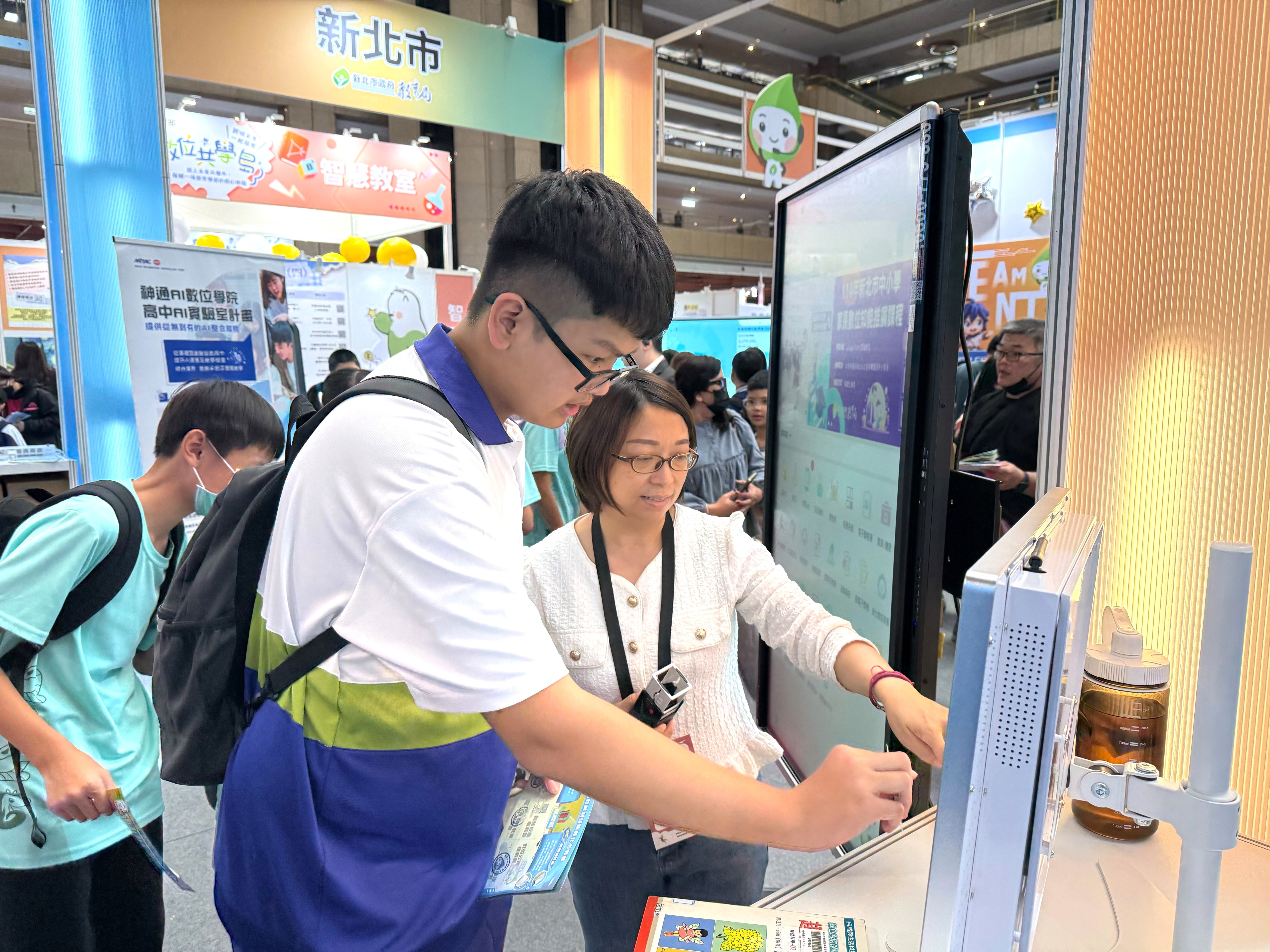 教育科技展展出新北市智慧校園應用，學生現場體驗「智慧租還書系統」，透過掃碼即可