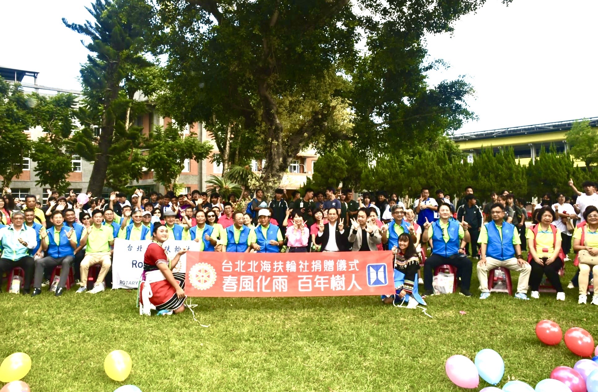 關山工商師生與臺北北海扶輪社人員合影