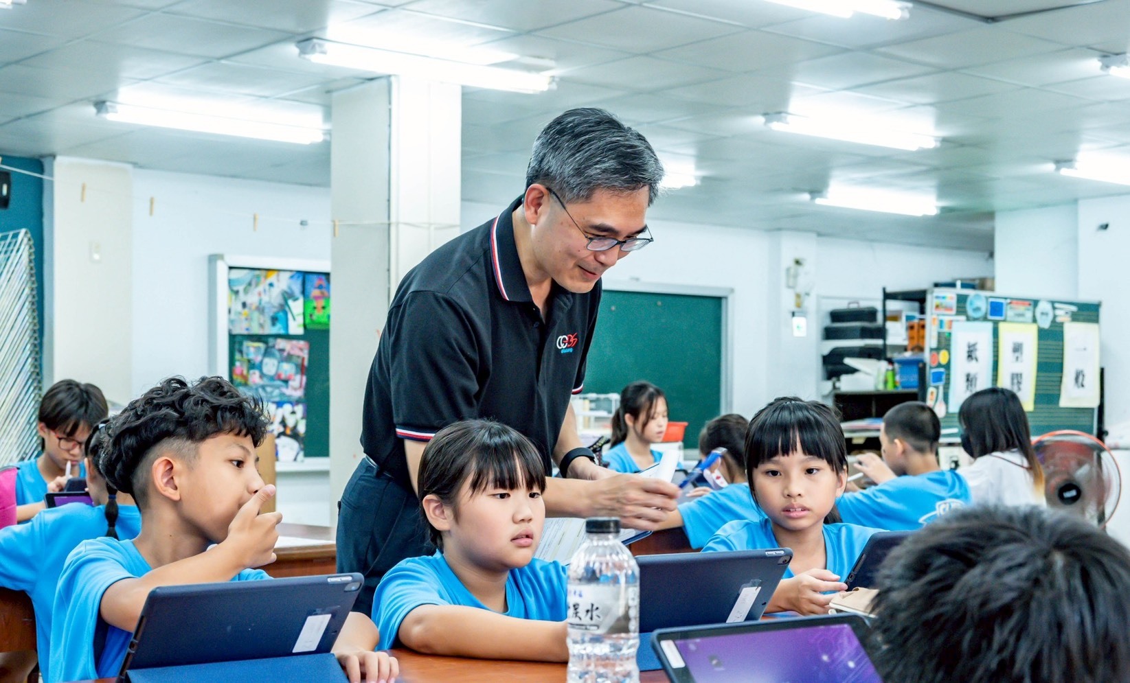 張耀中教授近二十年來，深耕花東，深入偏鄉推動資訊及AI教育。