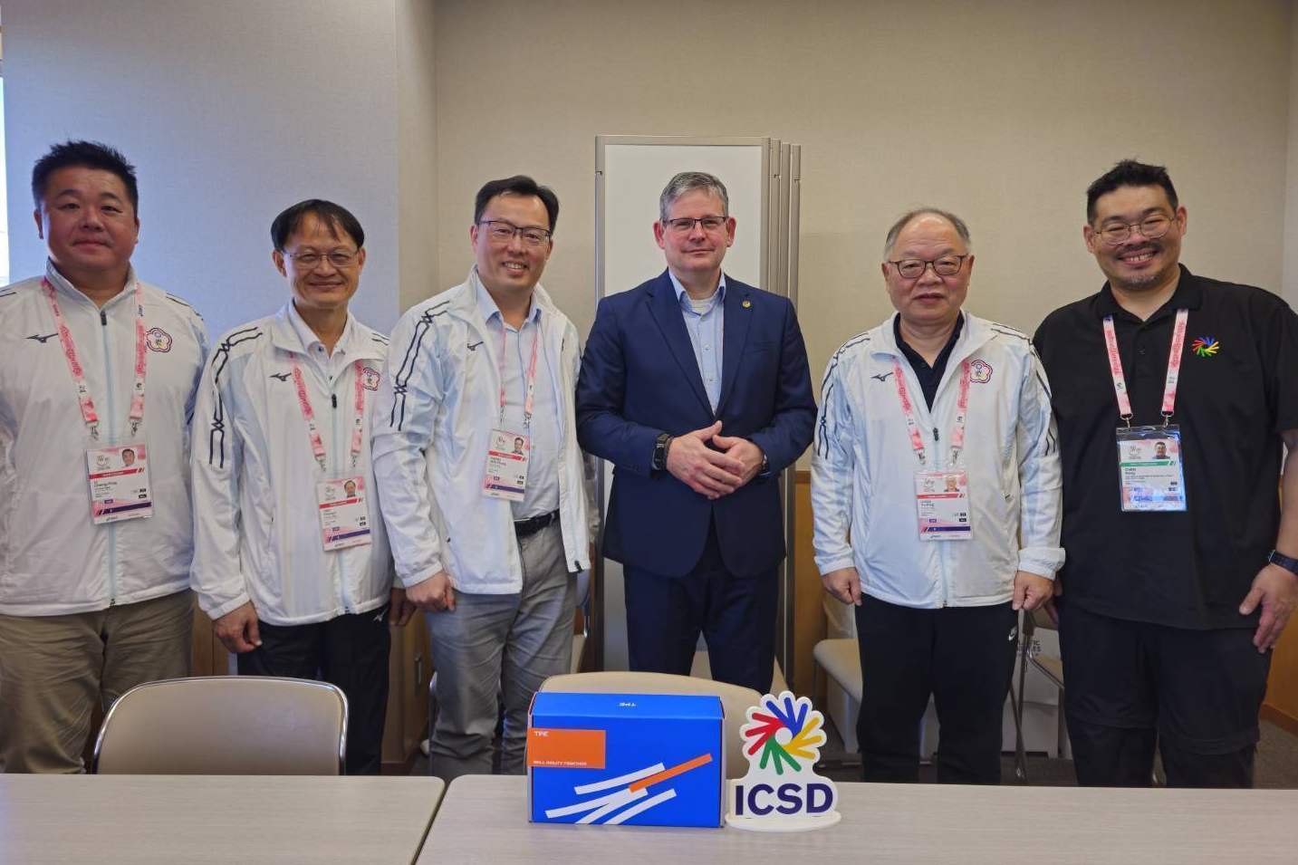 運動部鄭世忠政務次長（左3）與聽體協趙玉平祕書長（右2）率隊，拜會國際聽障運動總會Adám Kósa主席(右3)。(運動部提供)