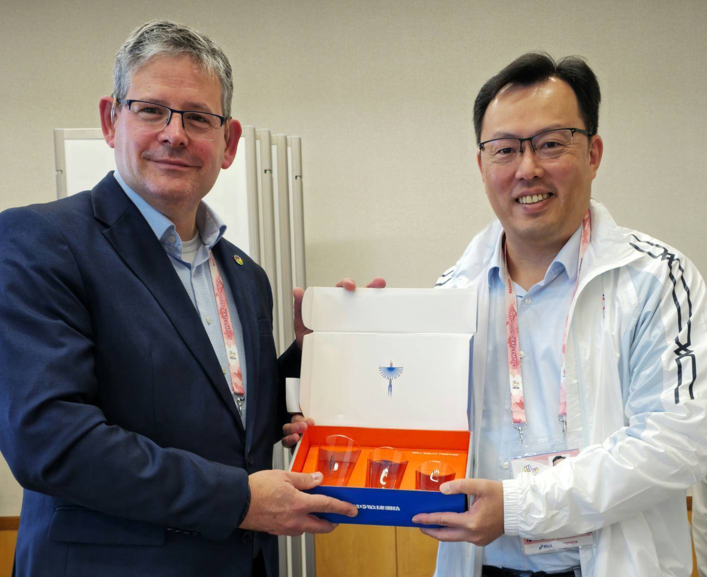 運動部鄭世忠政務次長（右）致贈臺灣藍鵲玻璃杯予國際聽障運動總會Adám Kósa主席(左)，藉藍鵲群居的特性表達臺灣也是國際聽障運動總會大家庭的一員，將與會員國夥伴們一同推動聽障運動。