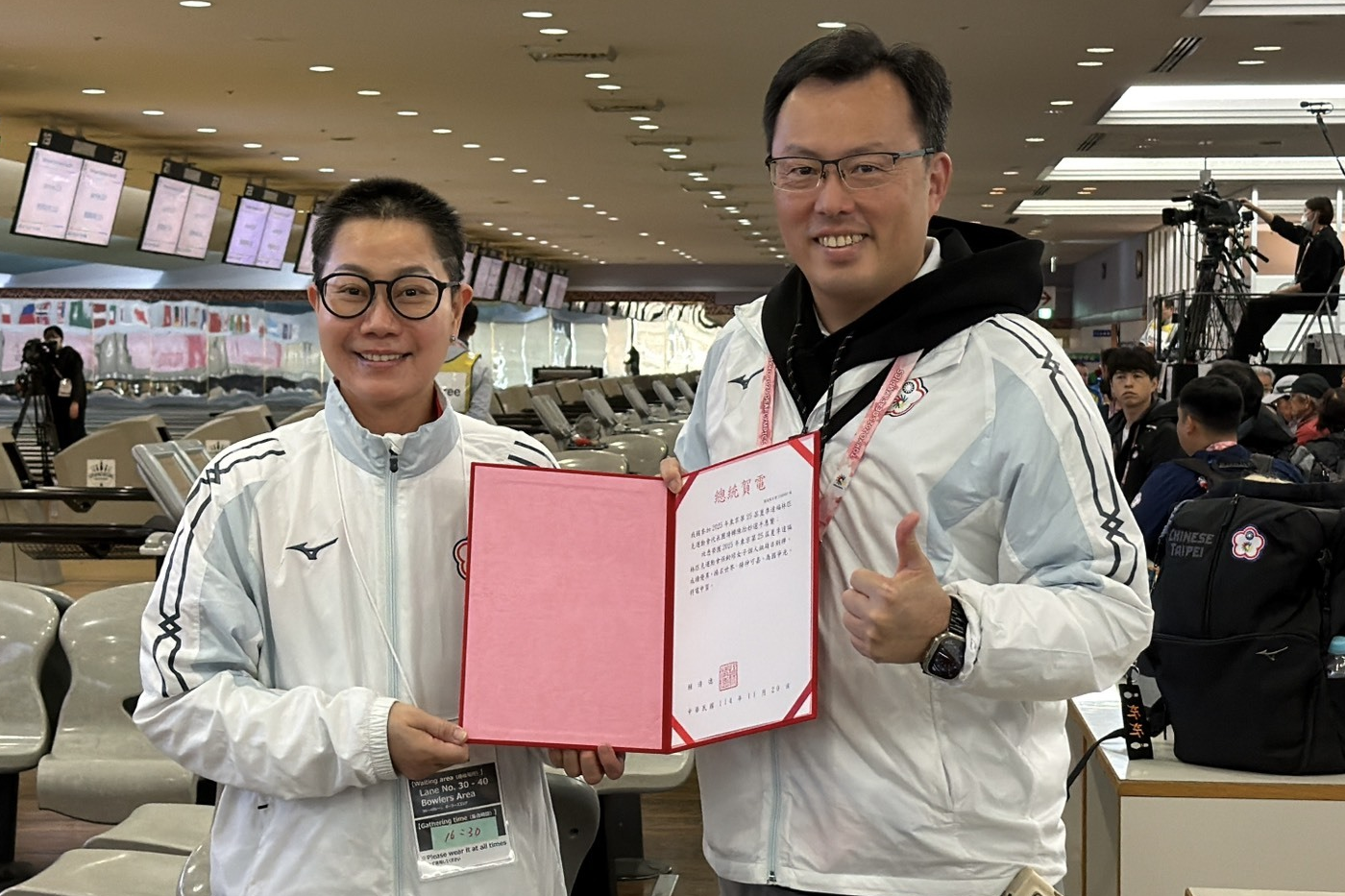 保齡球代表隊陳怡妙選手於女子個人賽斬獲銅牌，運動部鄭世忠政務次長轉交總統賀電恭賀。(運動部提供)