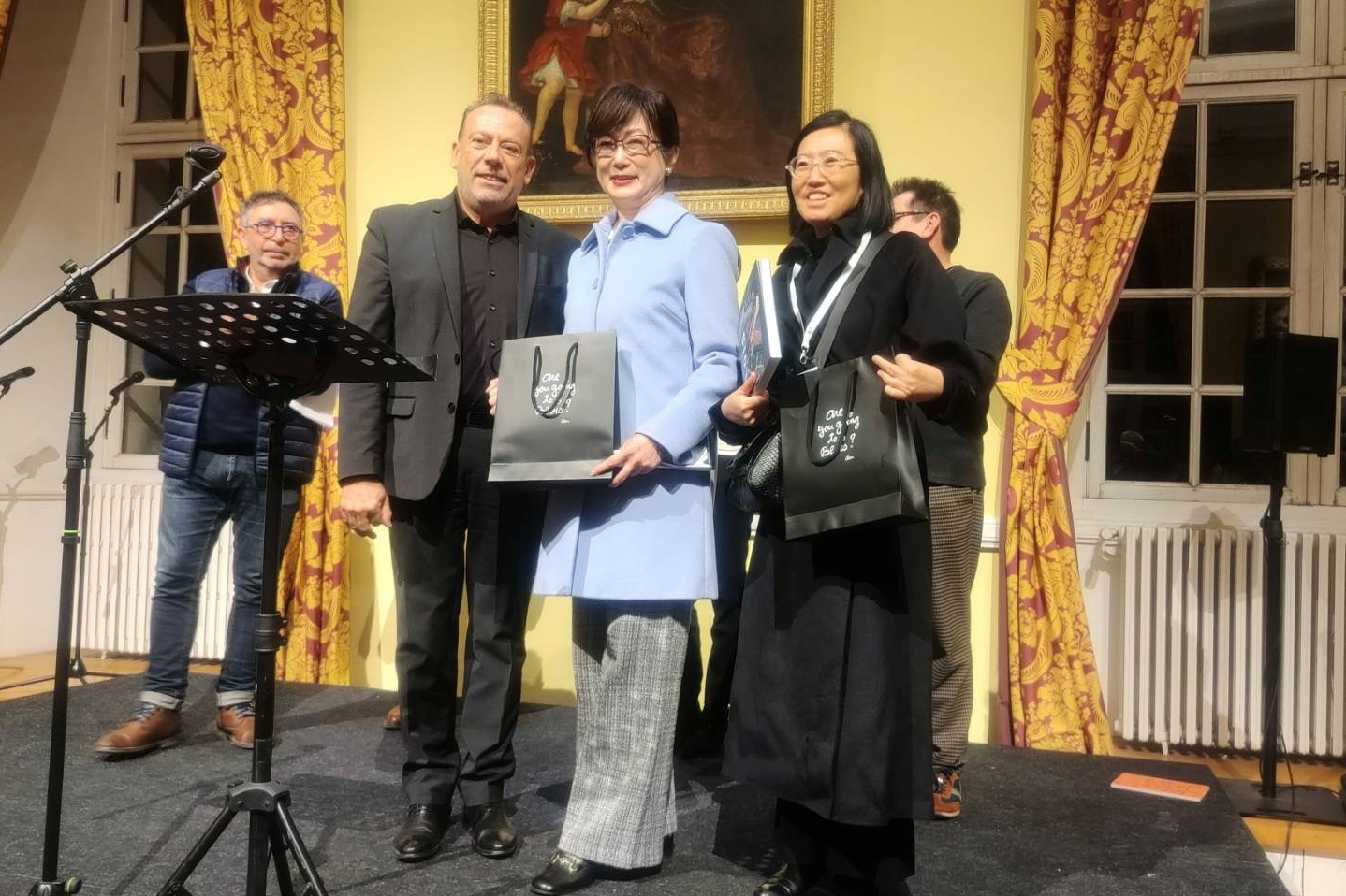 （左起）布洛瓦市長Marc Gricourt感謝駐法代表處大使郝培芝、巴文中心主任胡晴舫及臺灣代表團參與第42屆漫畫節。（巴文中心提供）