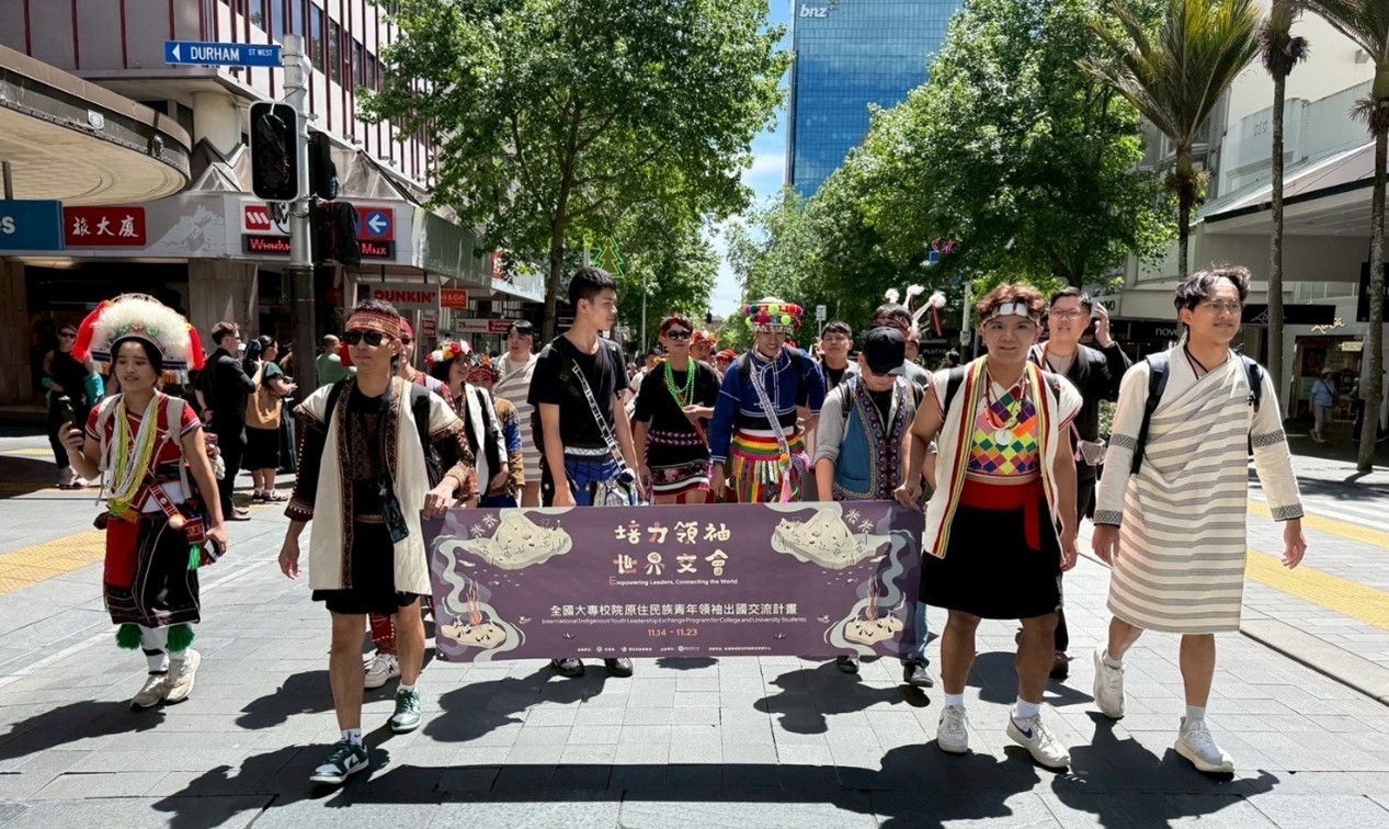 由國立臺東大學熊同鑫主任帶領，來自臺灣的原住民青年在奧克蘭市進行國家遊行，廣受好評。