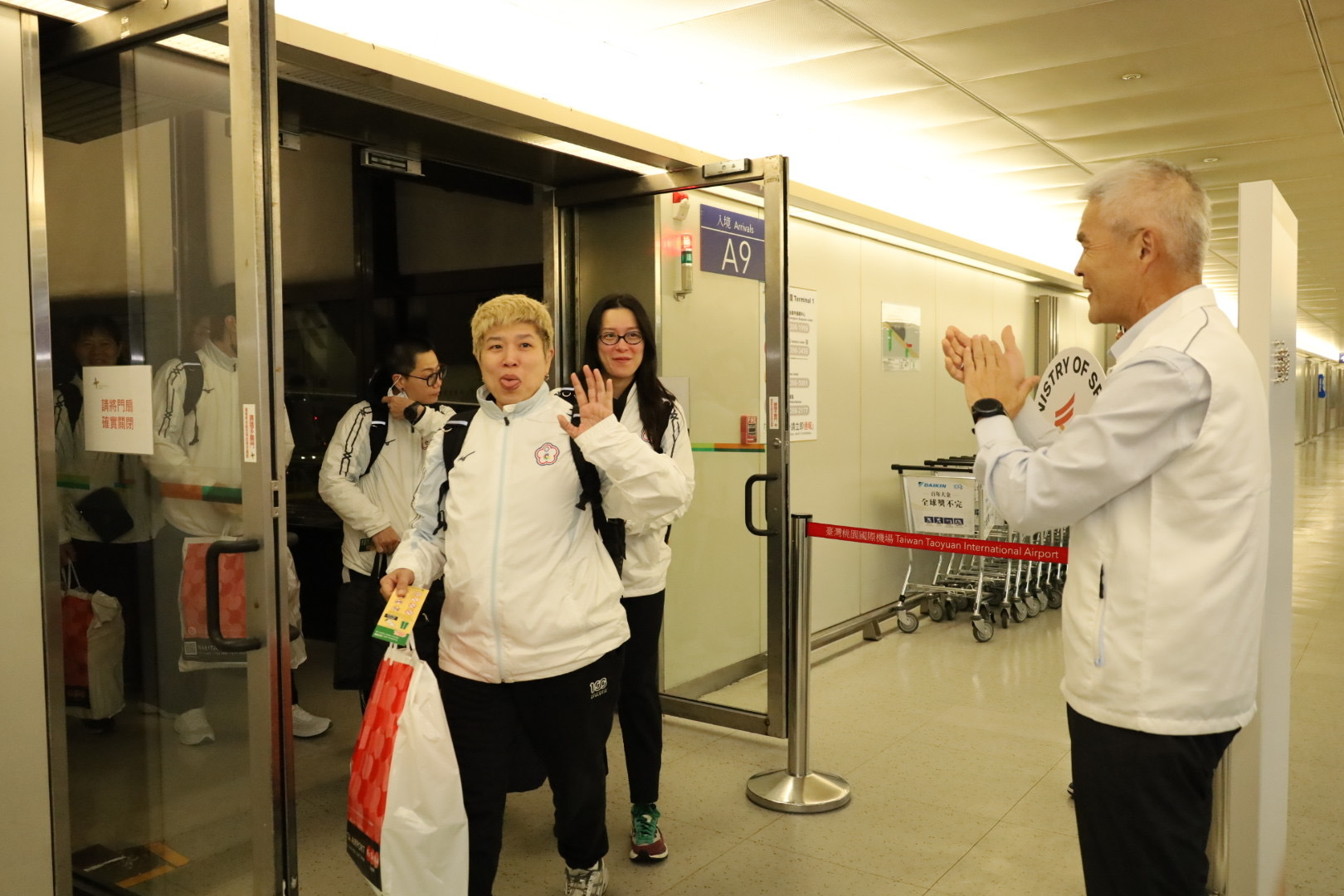 運動部黃啟煌政務次長迎接代表團，慰勉選手們精彩表現。(運動部提供)