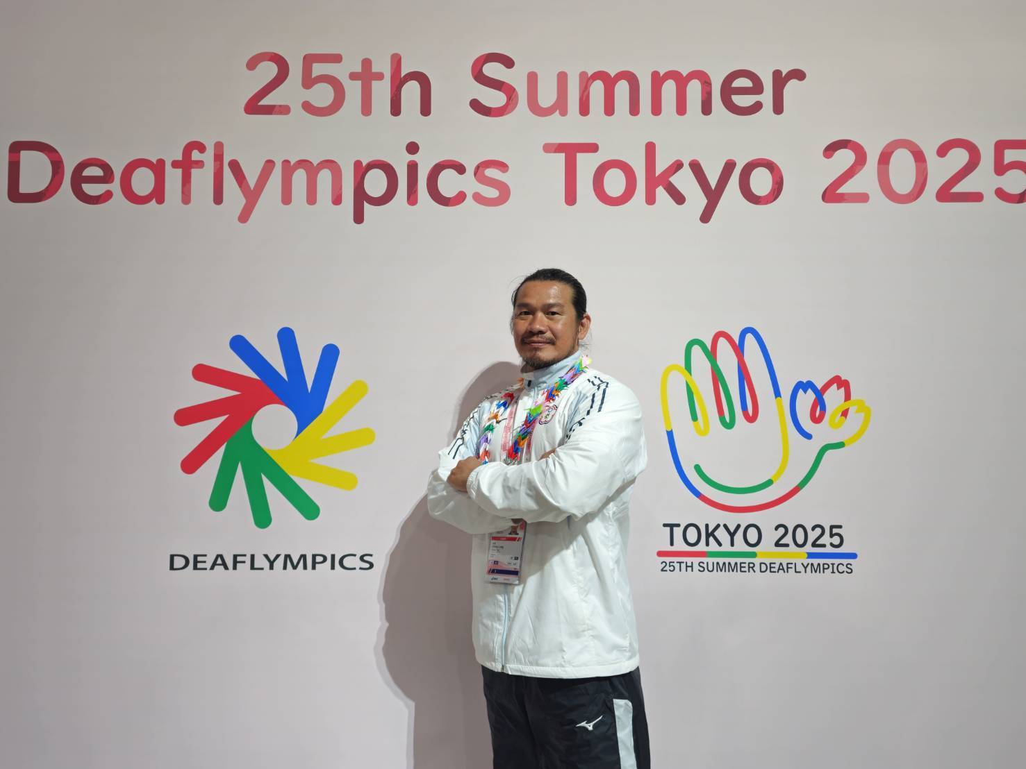 2025年東京第25屆達福林匹克運動會今日舉辦閉幕典禮，我國由安慶隆教練代表掌旗進場(運動部提供)