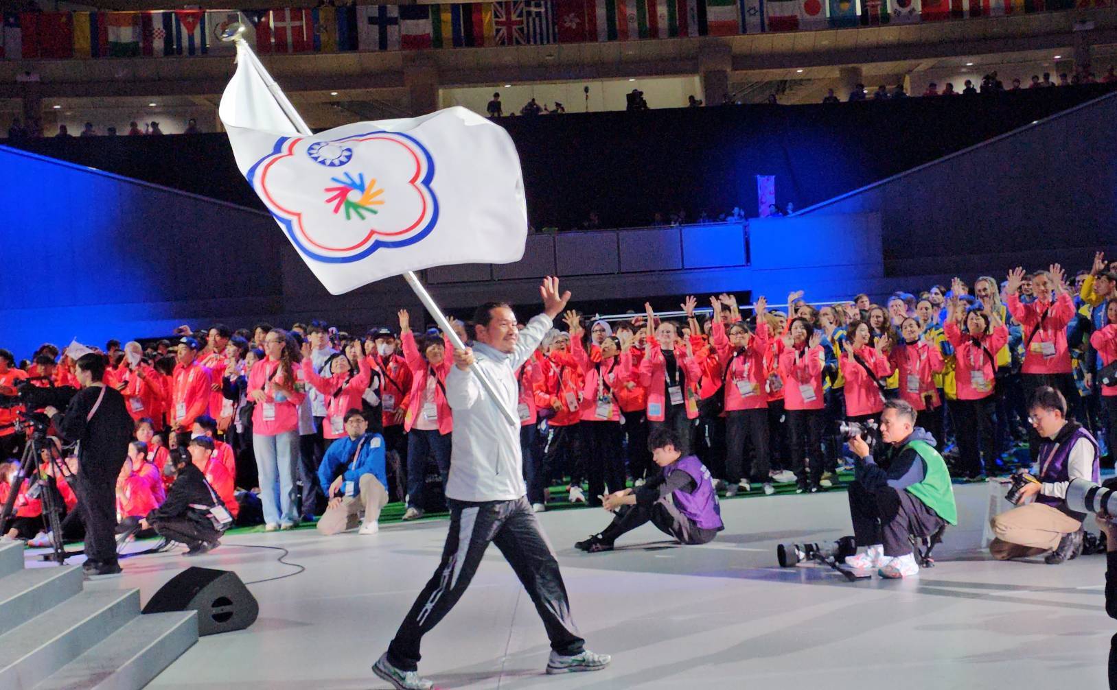 安慶隆教練在全場熱烈歡迎中，以排序T序位掌旗進場(運動部提供)