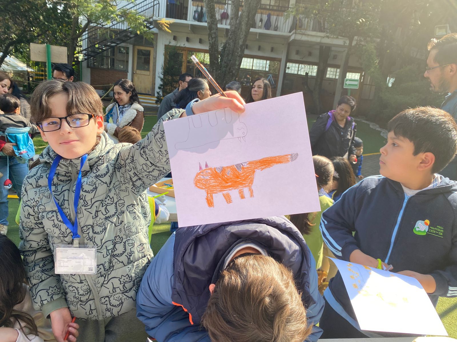 薛慧瑩在當地學校帶領工作坊，與小朋友一起製作貓咪書籤。(文策院提供)