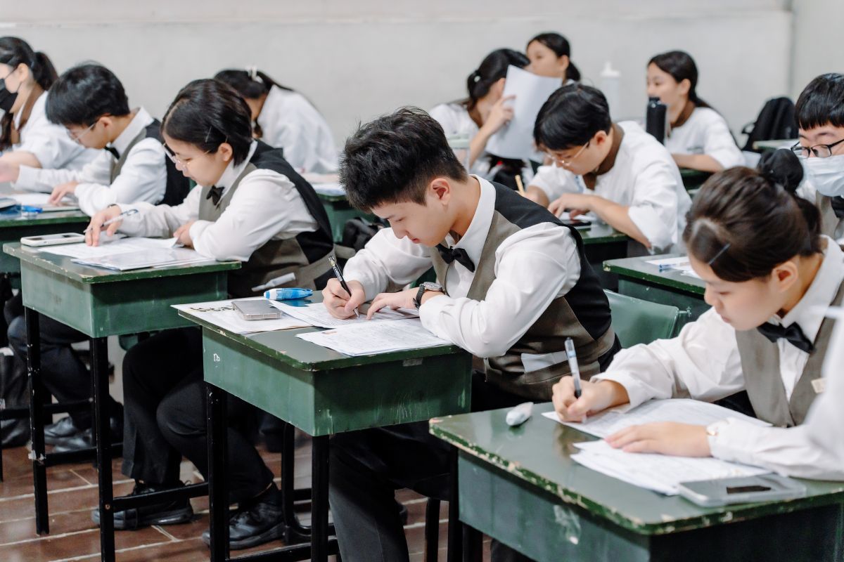 開平餐飲學校學生準備個人面試資料，並與實習合作單位進行雙向面試

