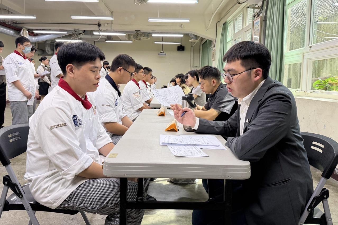 開平餐飲邀請近20位業界學長姐進行模擬面試，協助學生應對聯合面試