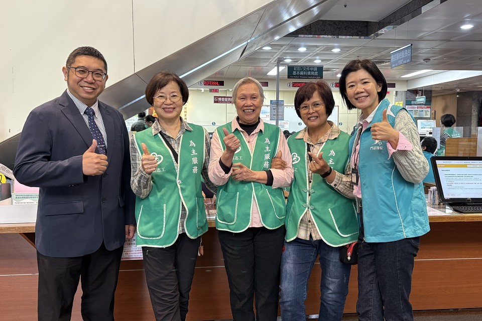 門諾公共事務主任(左)感謝志工們的服務與奉獻