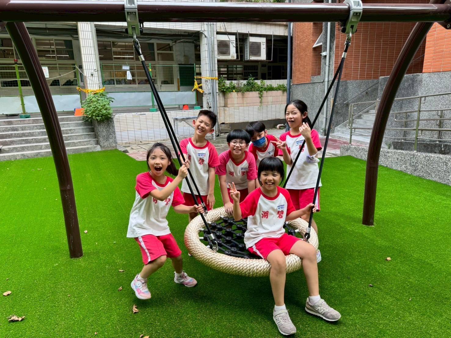 可以多人一起玩的鳥巢式盪鞦韆深受歡迎

