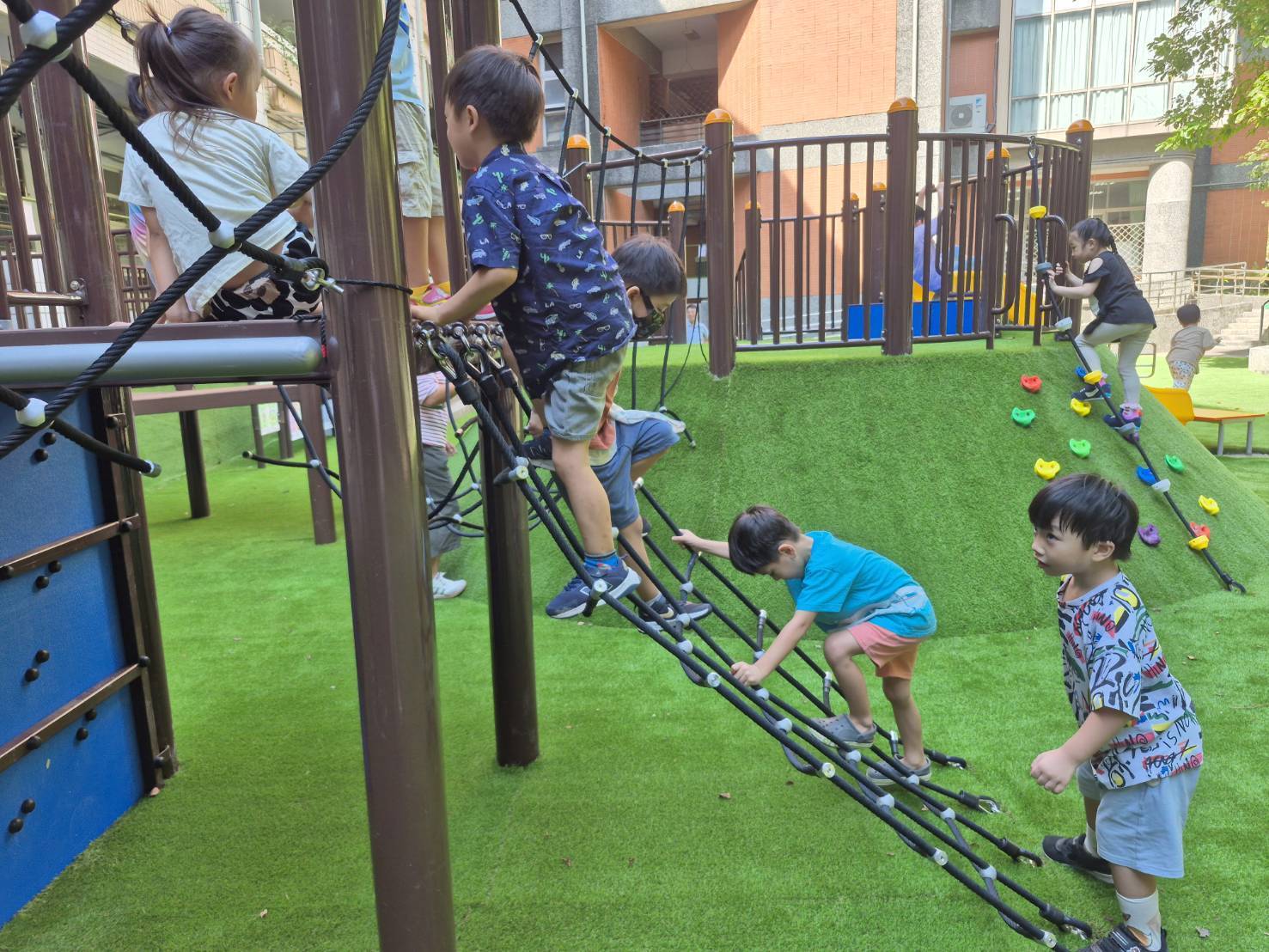 碧湖國小共融式遊戲場設置攀爬架
