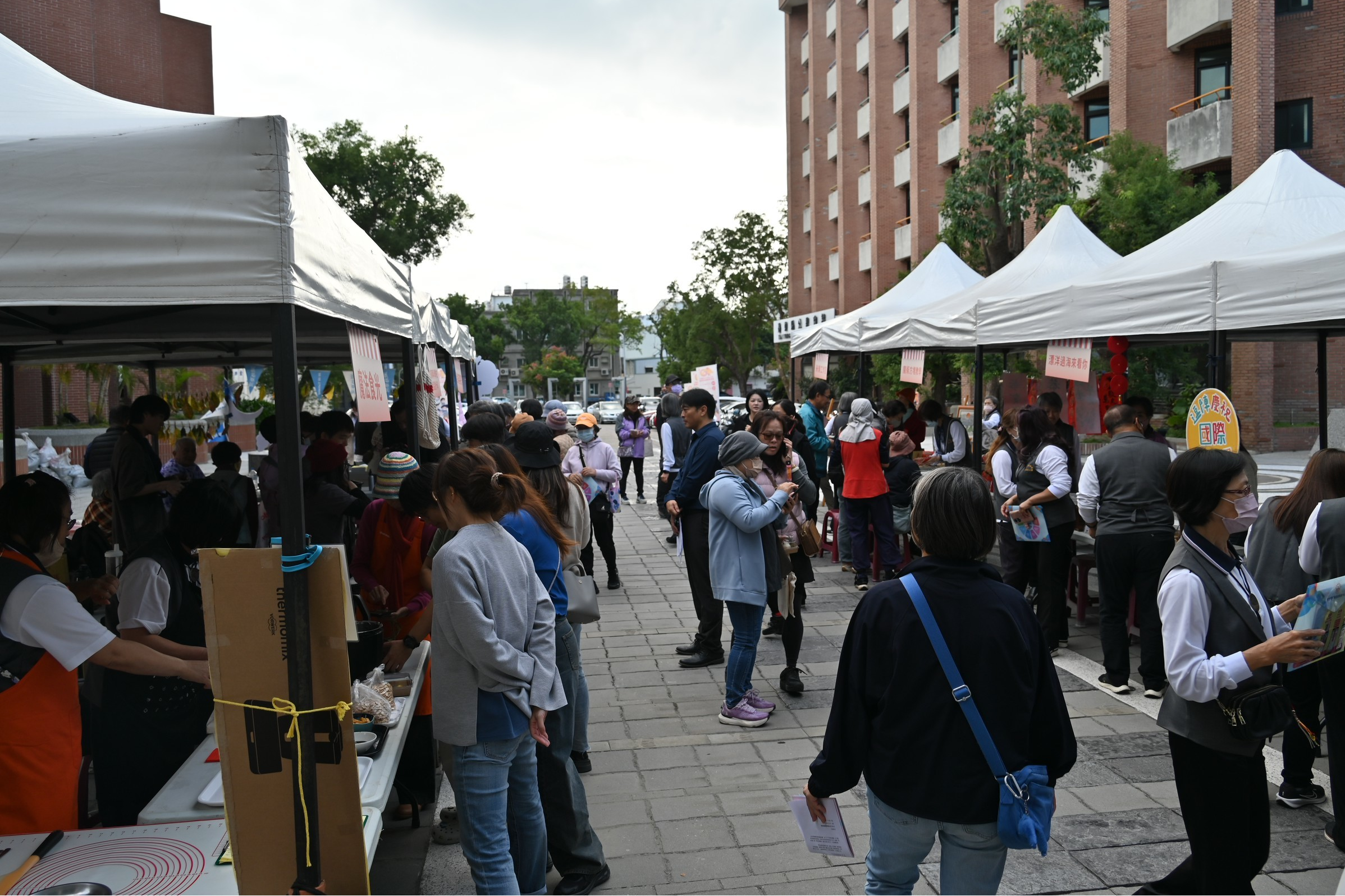 由志工自主策劃的「志工發想創意攤位」，呈現滿滿創意與熱情。