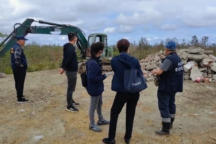 環保局呼籲，各事業應依法清除處理或再利用廢棄物，並且強調，環檢警聯手打擊環保犯罪的行動不會中止。