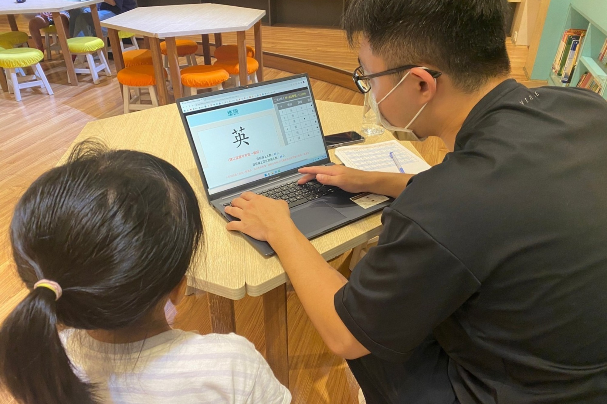 教師協助學生進行識字量測驗，檢核學生識字狀況 (教育部提供)