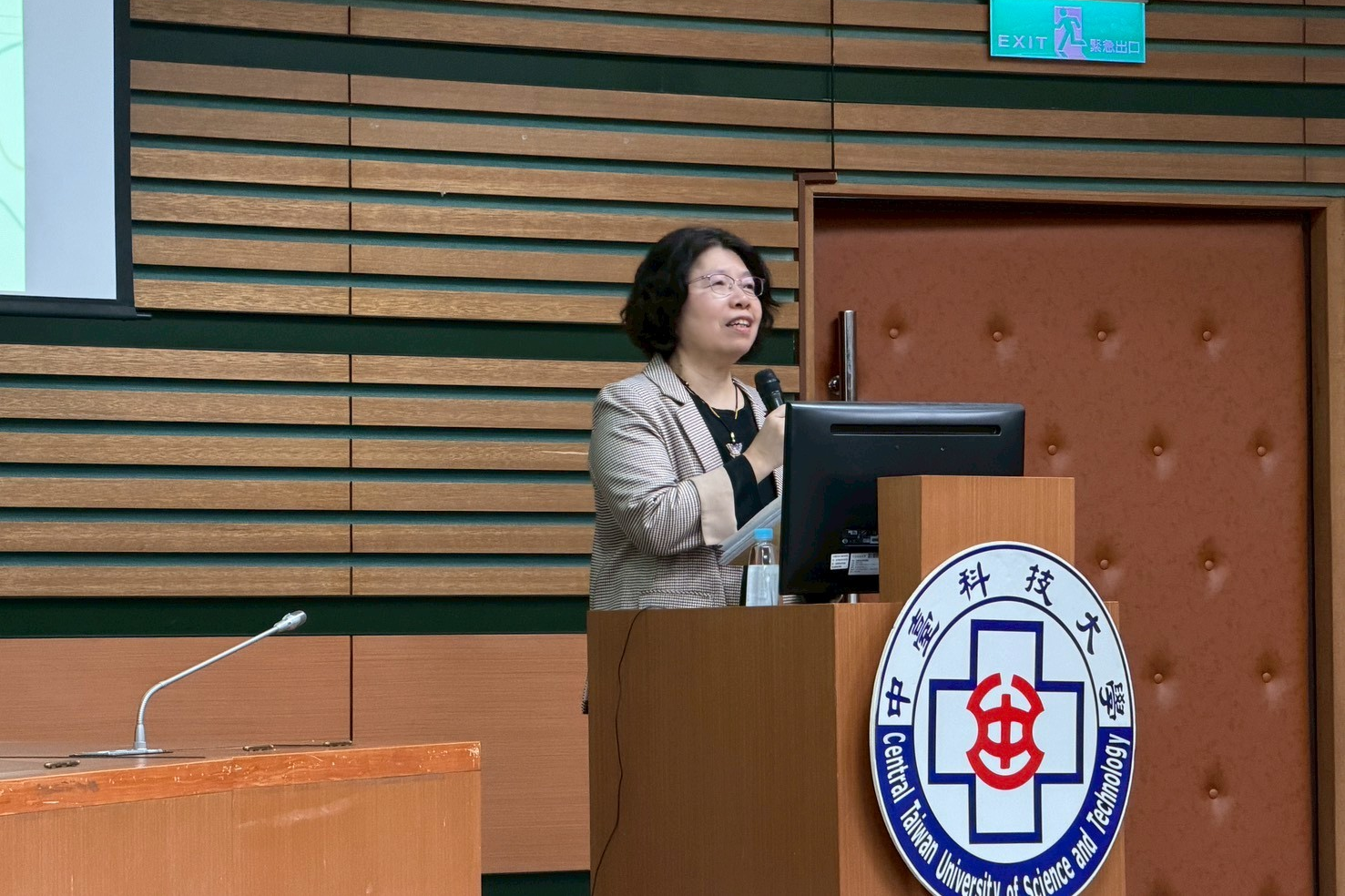 中臺科大護理學院蔡麗雲院長指出，照護現場需同時實現科技落地與維護人本價值.