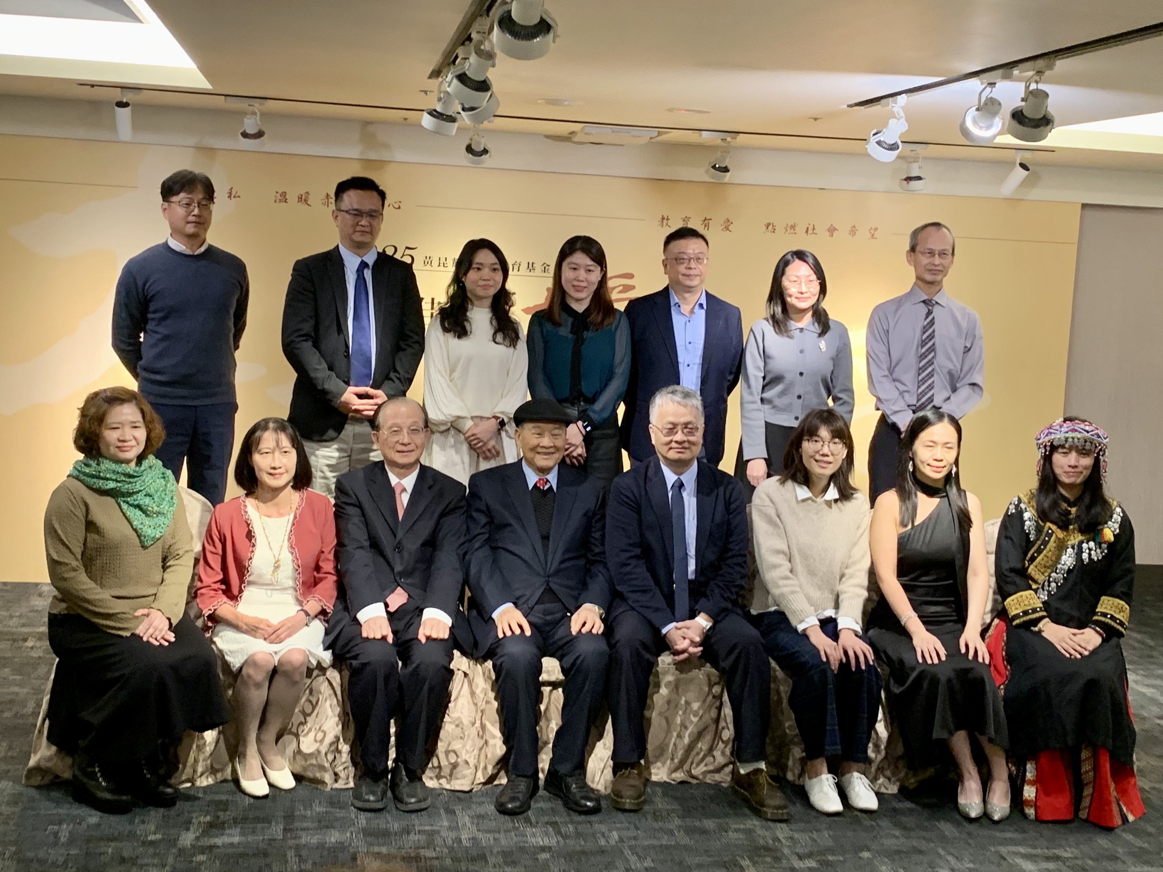 教育部政務次長劉國偉(前排右4)、前教育部長吳清基(前排左3)與基金會董事長黃昆輝(前排左4)與12位寶佳教育大愛教師合影 (記者攝)