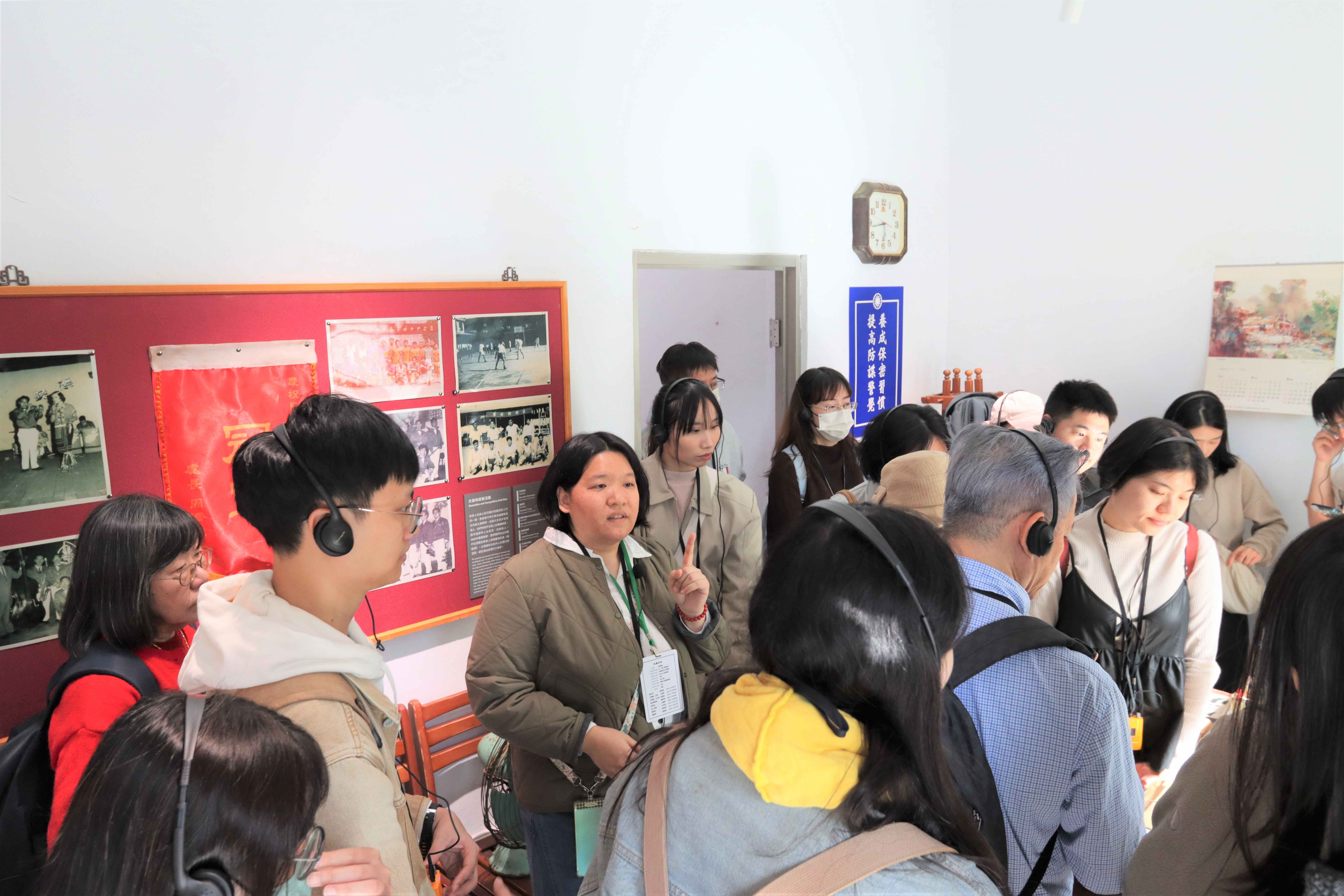 輔導長室透過展示獄中政治受難者康樂隊、羽球比賽照片、出獄誓書、信件內容查核等文件，還原當時所方進行收容人監控及思想規訓的工作 (人權館提供)