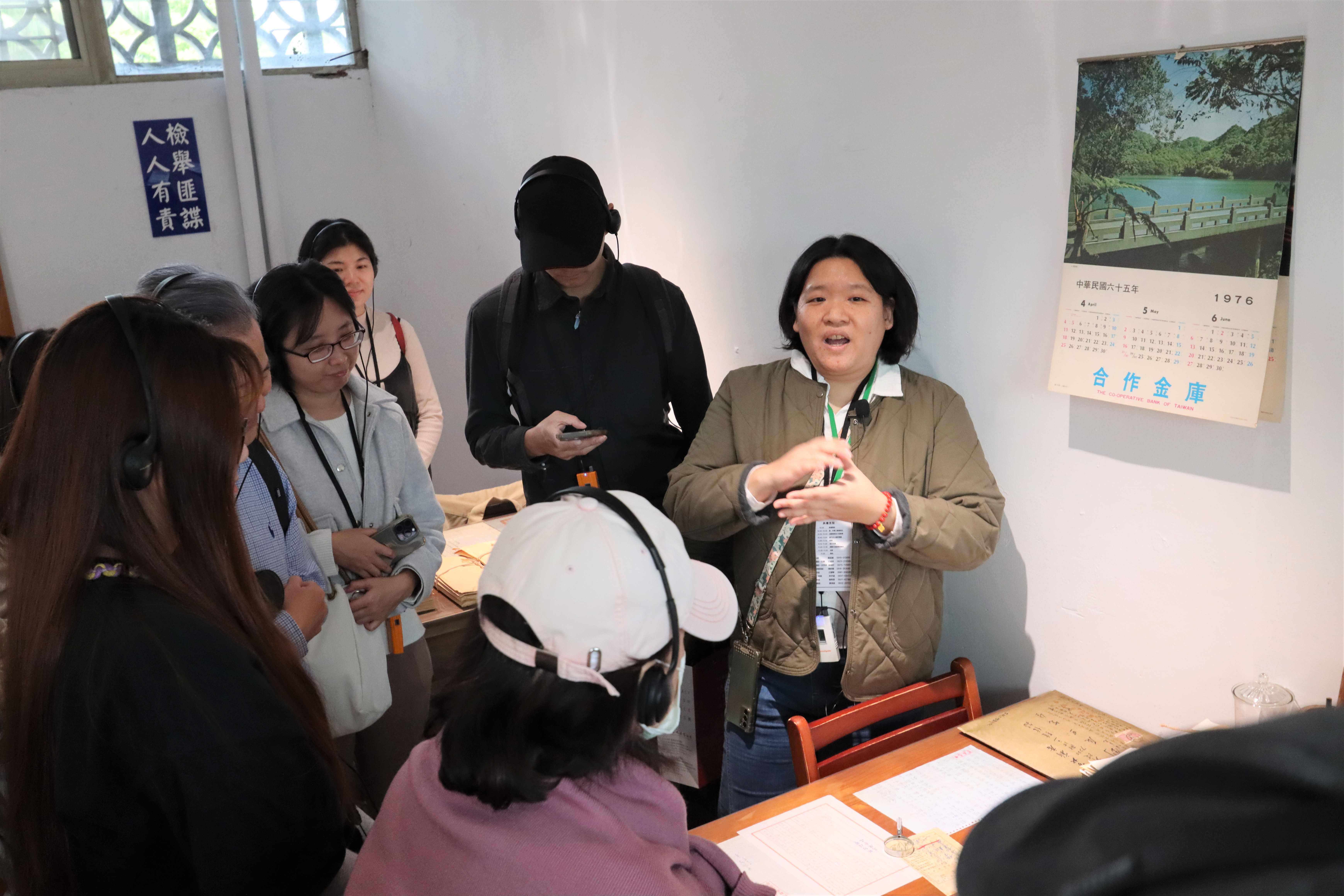 導覽員介紹收發室，提到政治受難者陳中統前輩的家屬送來一條黃魚，而被看守所在陳前輩給家人的信件中蓋上「請勿投寄易腐食物」的藍字章 (人權館提供)