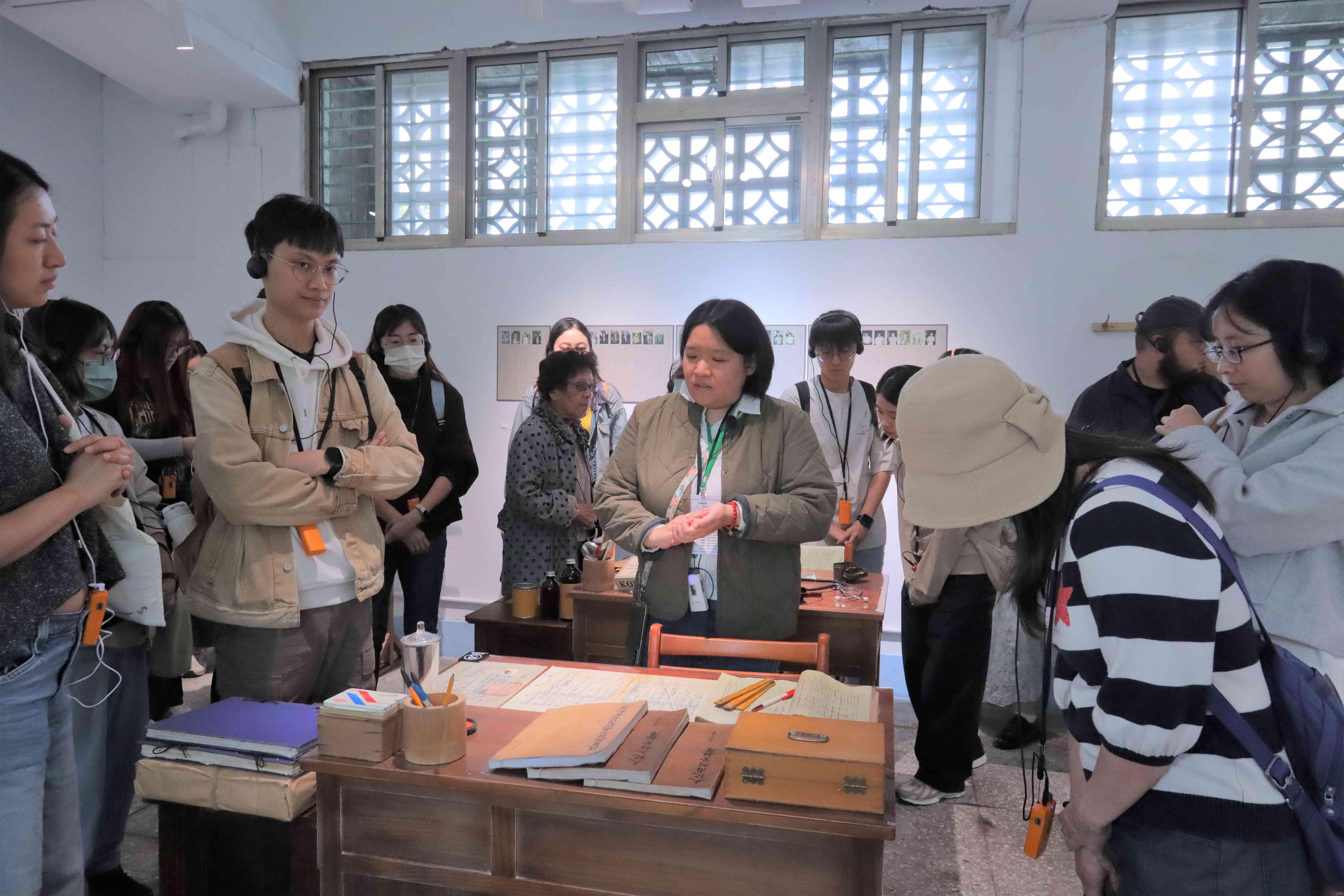 職員辦公室負責出入所登記、公文繕打、攝影、營務等行政工作，展覽透過各式檔案及物件，考證並還原歷史場景 (人權館提供)