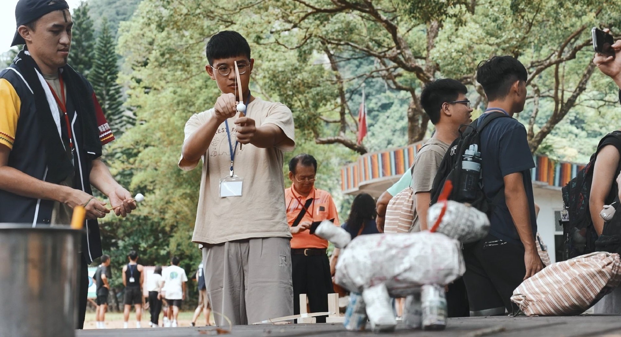 參加領袖培育營學生射弓箭(照片來源:國教署提供)