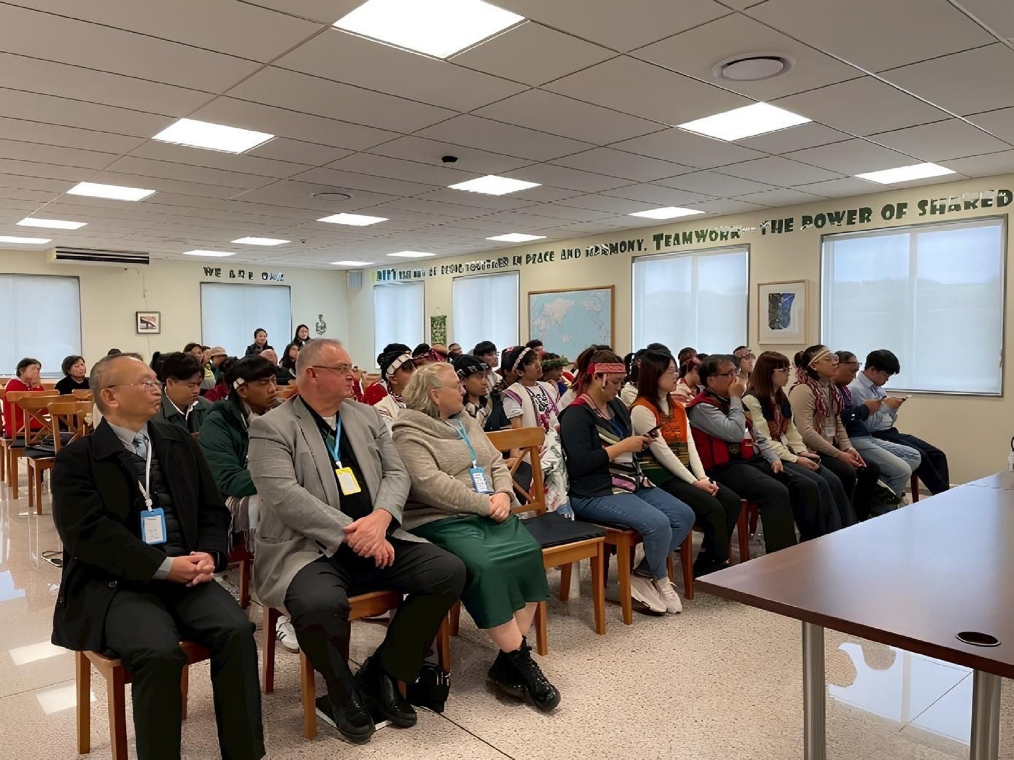 與Waihi College師生進行毛利論壇(照片來源:國教署提供)