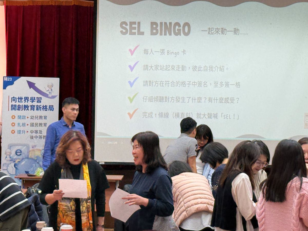 教育局督學、校長與主任混合分組，針對真實的校園情境進行沙盤推演