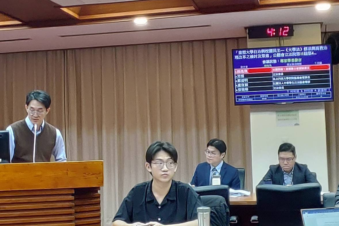 教育部常務次長朱俊彰(後排左一)親自出席、廣納各界意見