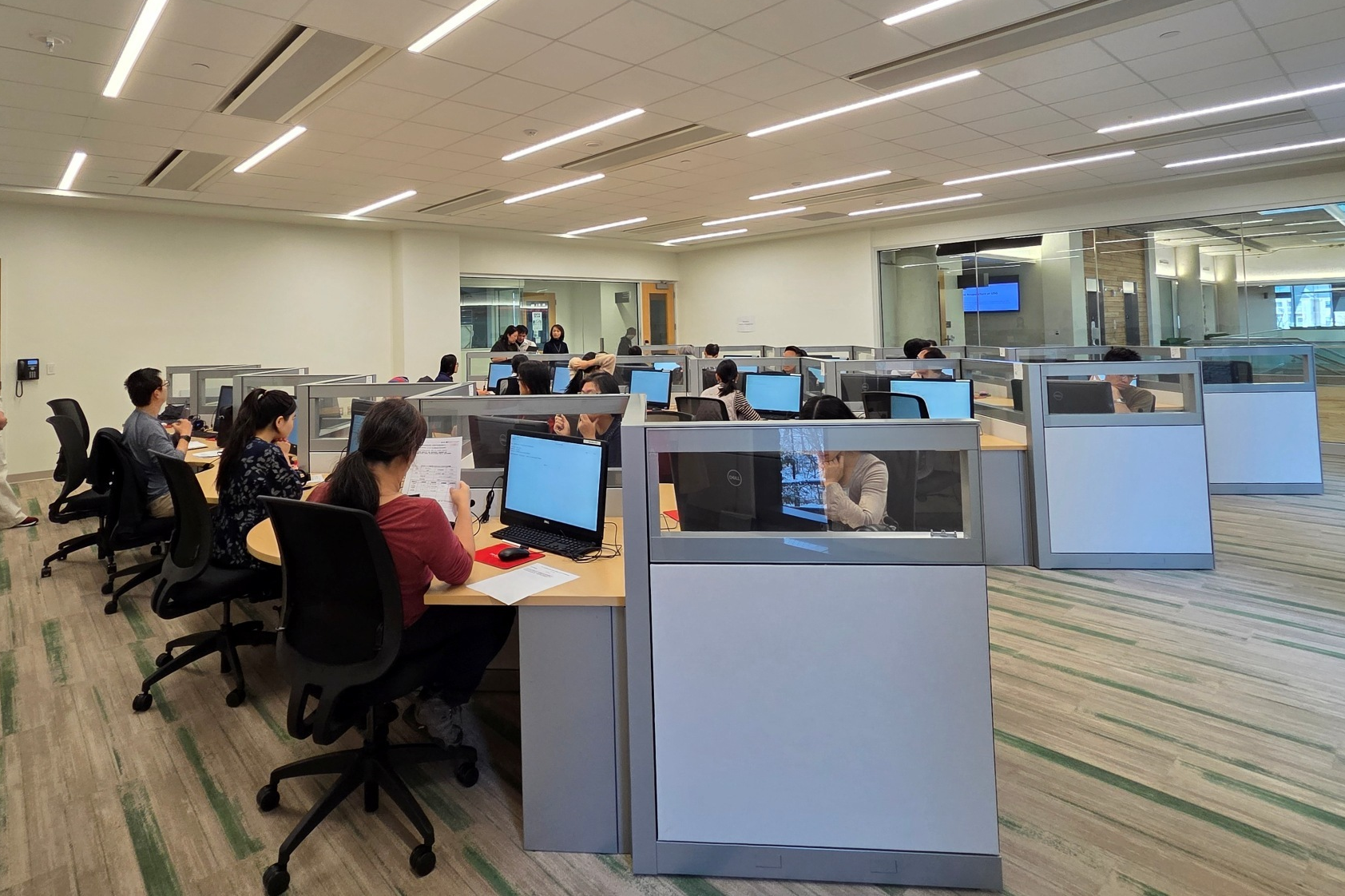 考生進行第1節口語及聽力測驗