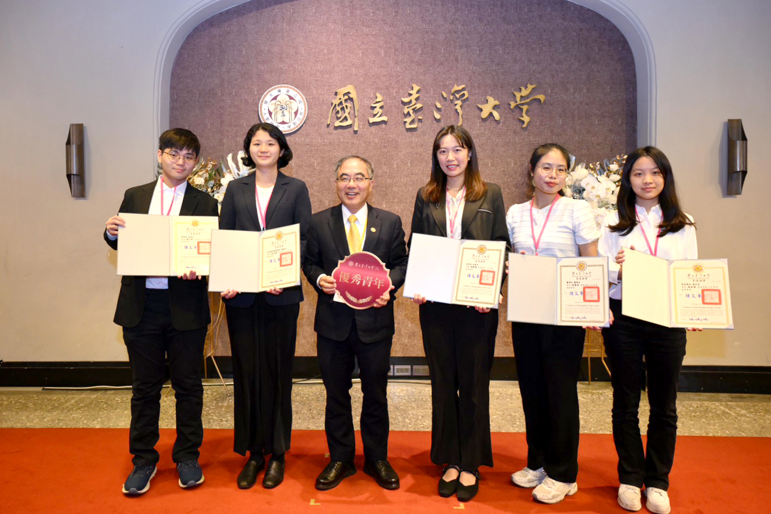 臺灣大學舉行「114學年度各類獎學金頒獎典禮」，校長陳文章與獲頒「優秀青年」獎項的同學們合照。(臺大提供)



