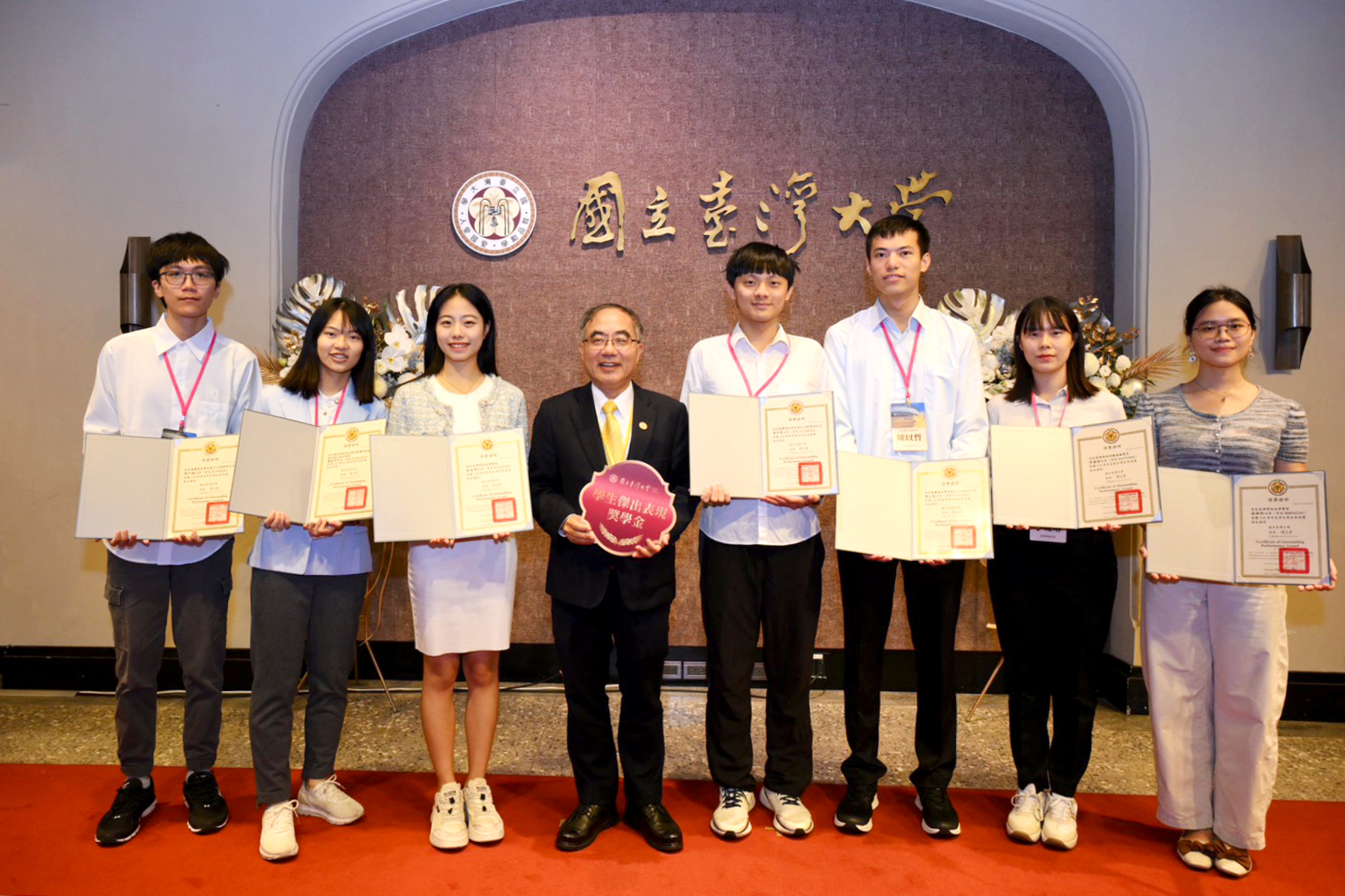 臺灣大學舉行「114學年度各類獎學金頒獎典禮」，校長陳文章與獲頒「學生傑出表現獎學金」的同學們合照。(臺大提供)