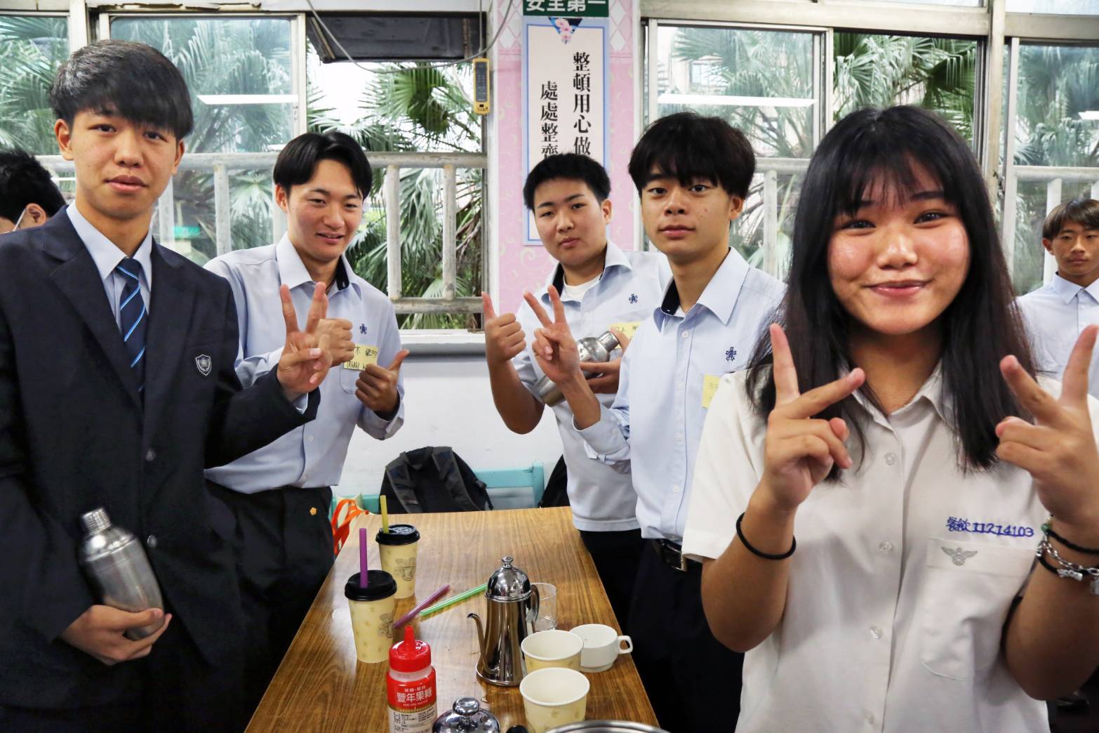 大津高校學生在餐飲科體驗珍珠奶茶DIY