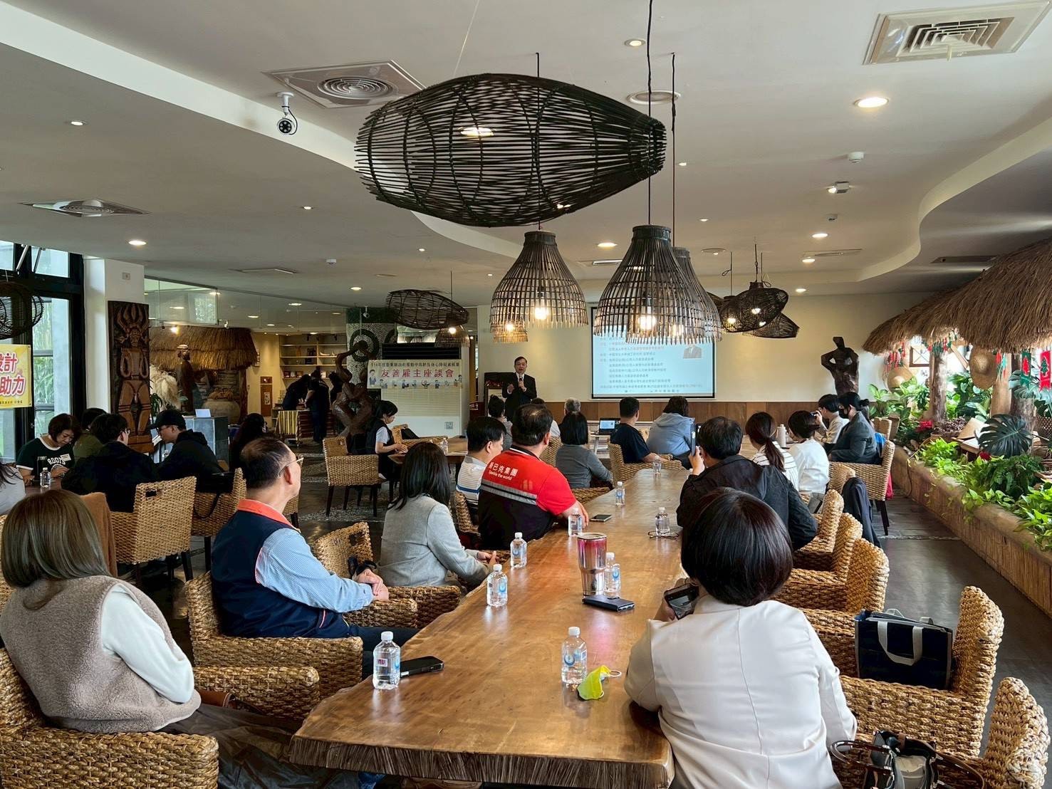 為因應人口結構改變與高齡化趨勢，並提升多元族群的就業參與，臺東縣政府舉辦「推動中高齡及身心障礙者就業—友善雇主座談會」。