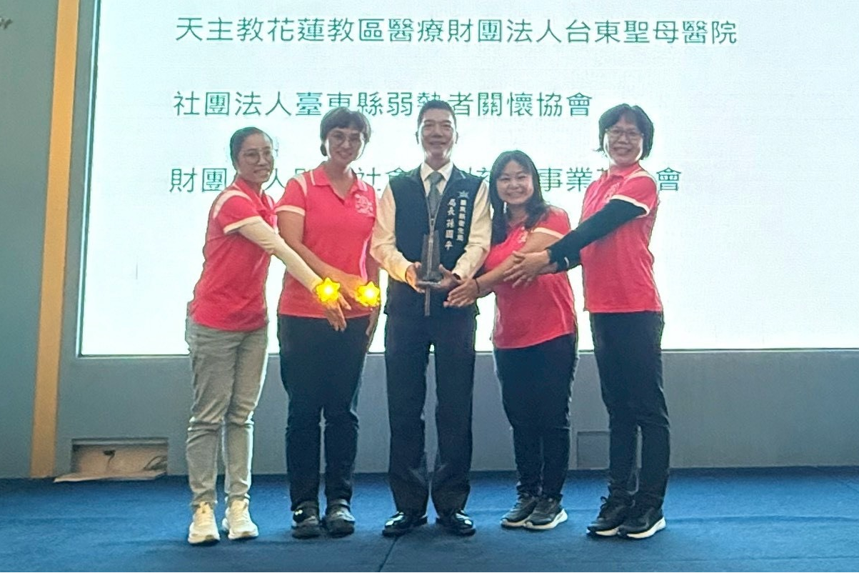 臺東縣衛生局長孫國平頒獎表揚失智照護服務績優單位